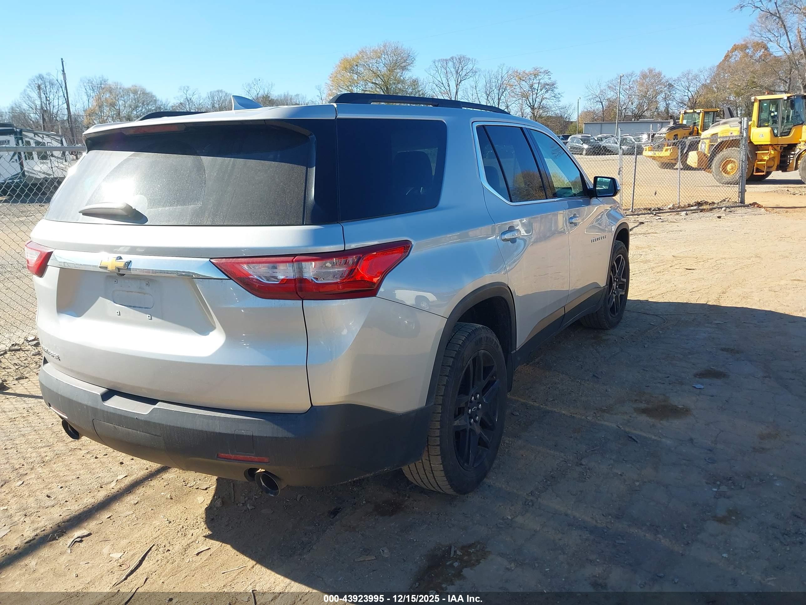 CHEVROLET TRAVERSE image 4