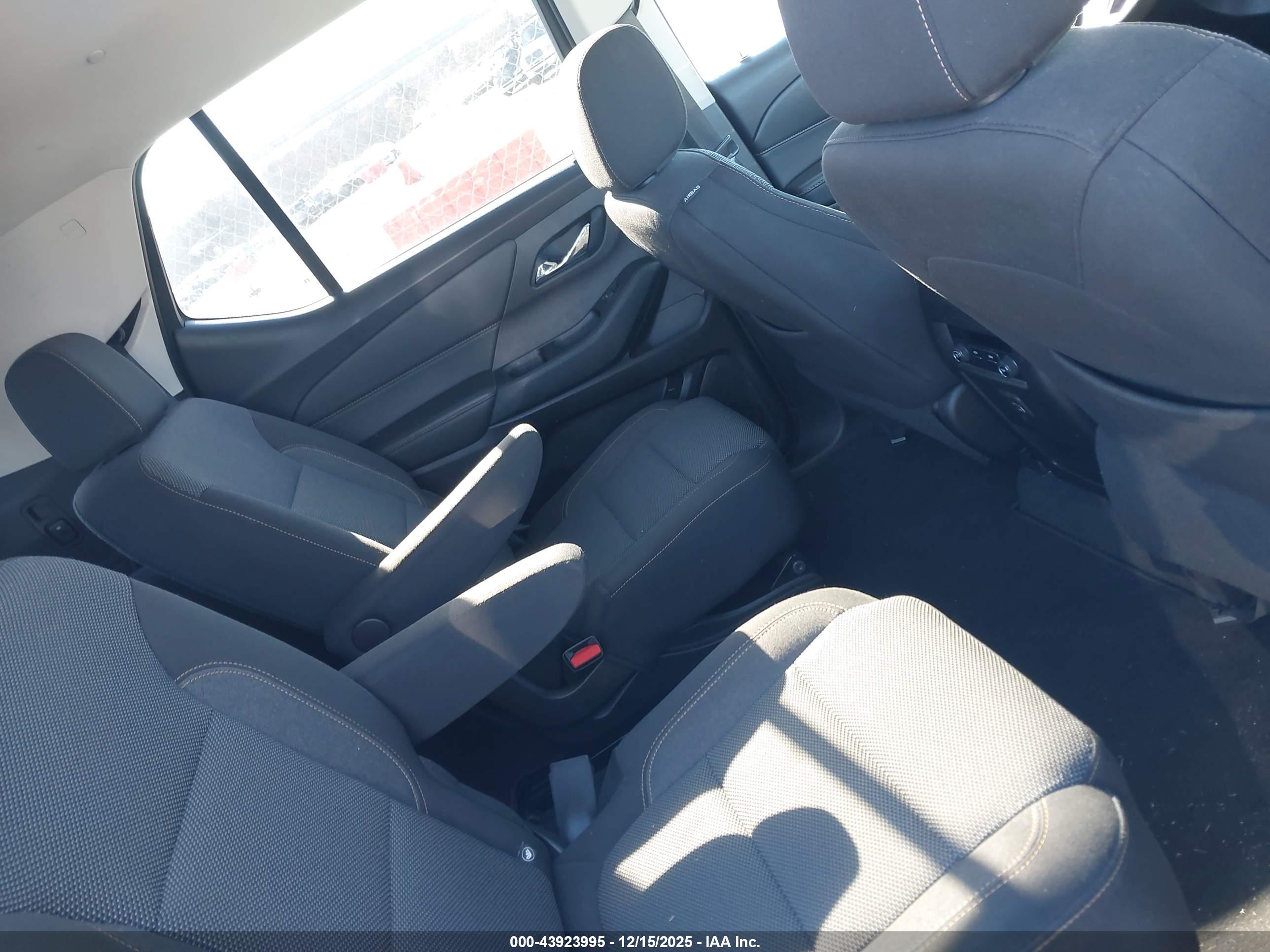 CHEVROLET TRAVERSE image 8