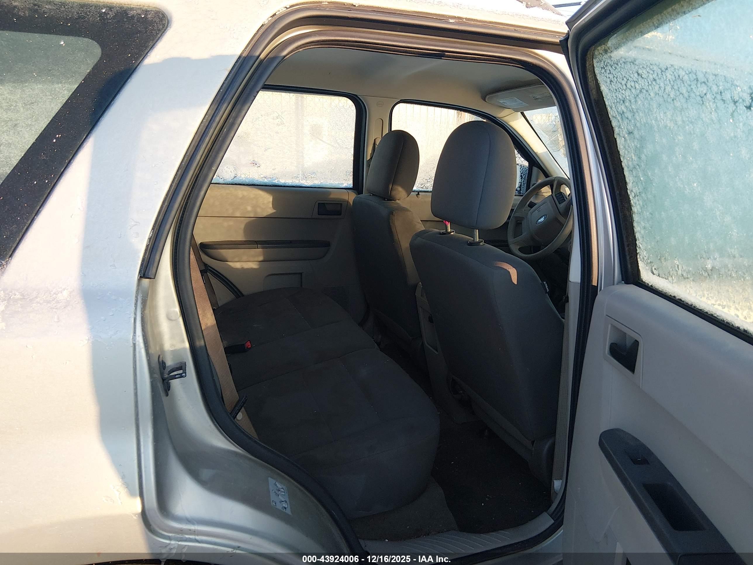 FORD ESCAPE image 8