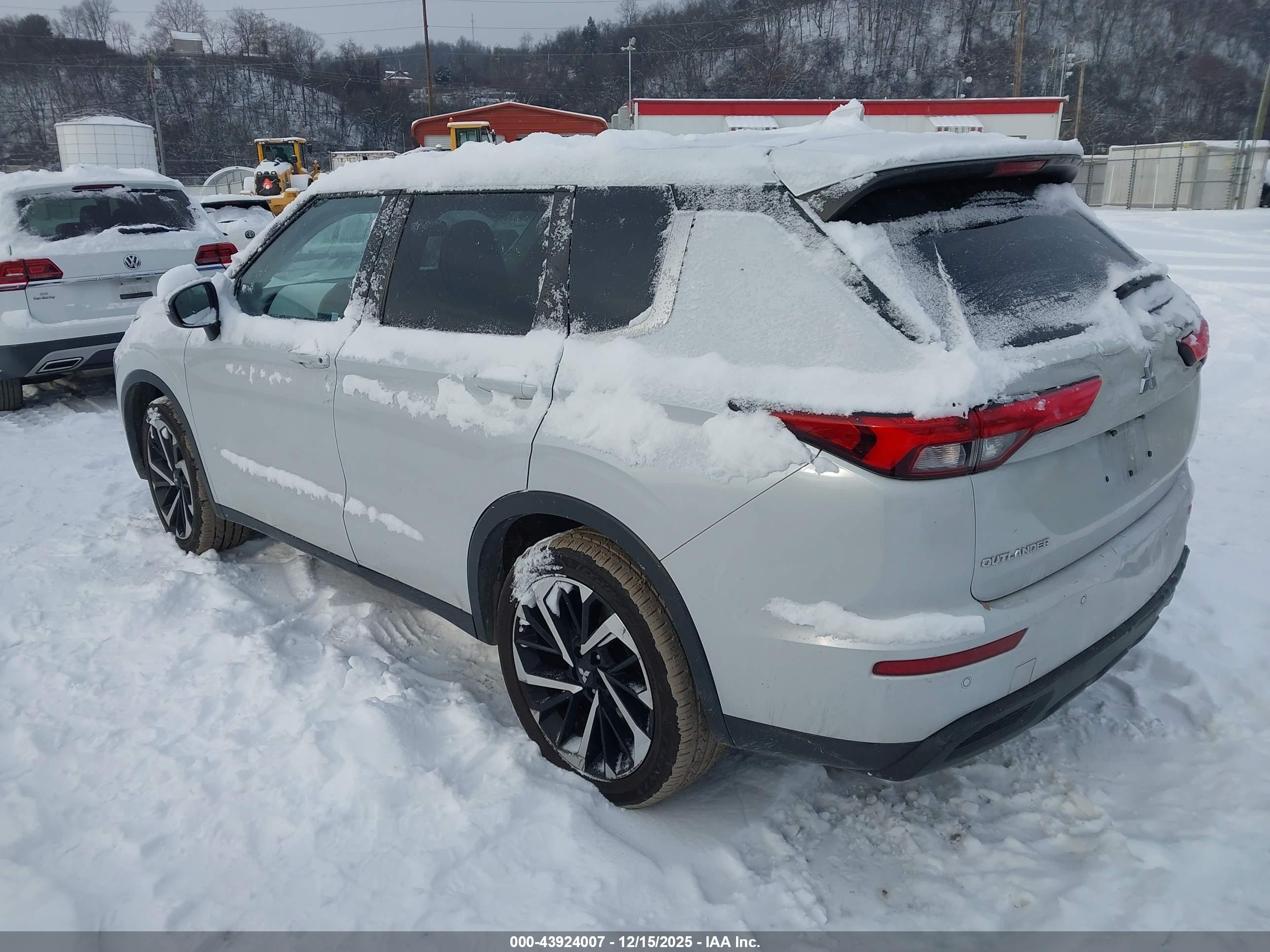 MITSUBISHI OUTLANDER image 3