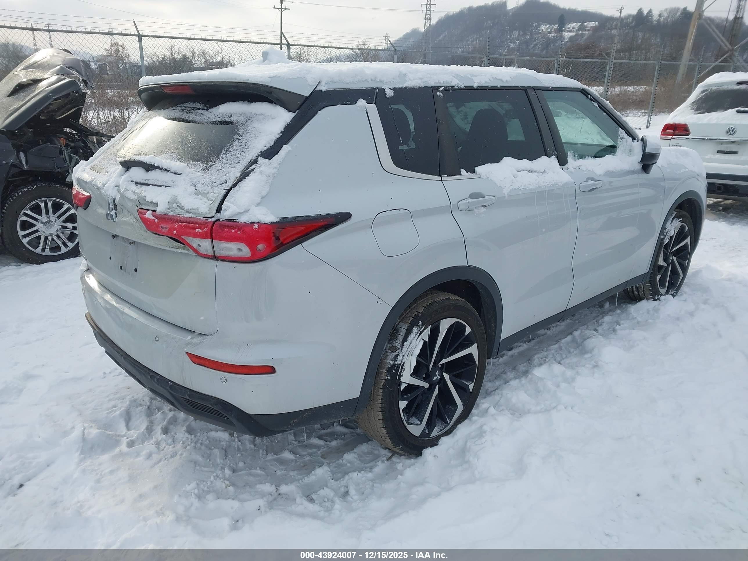 MITSUBISHI OUTLANDER image 4