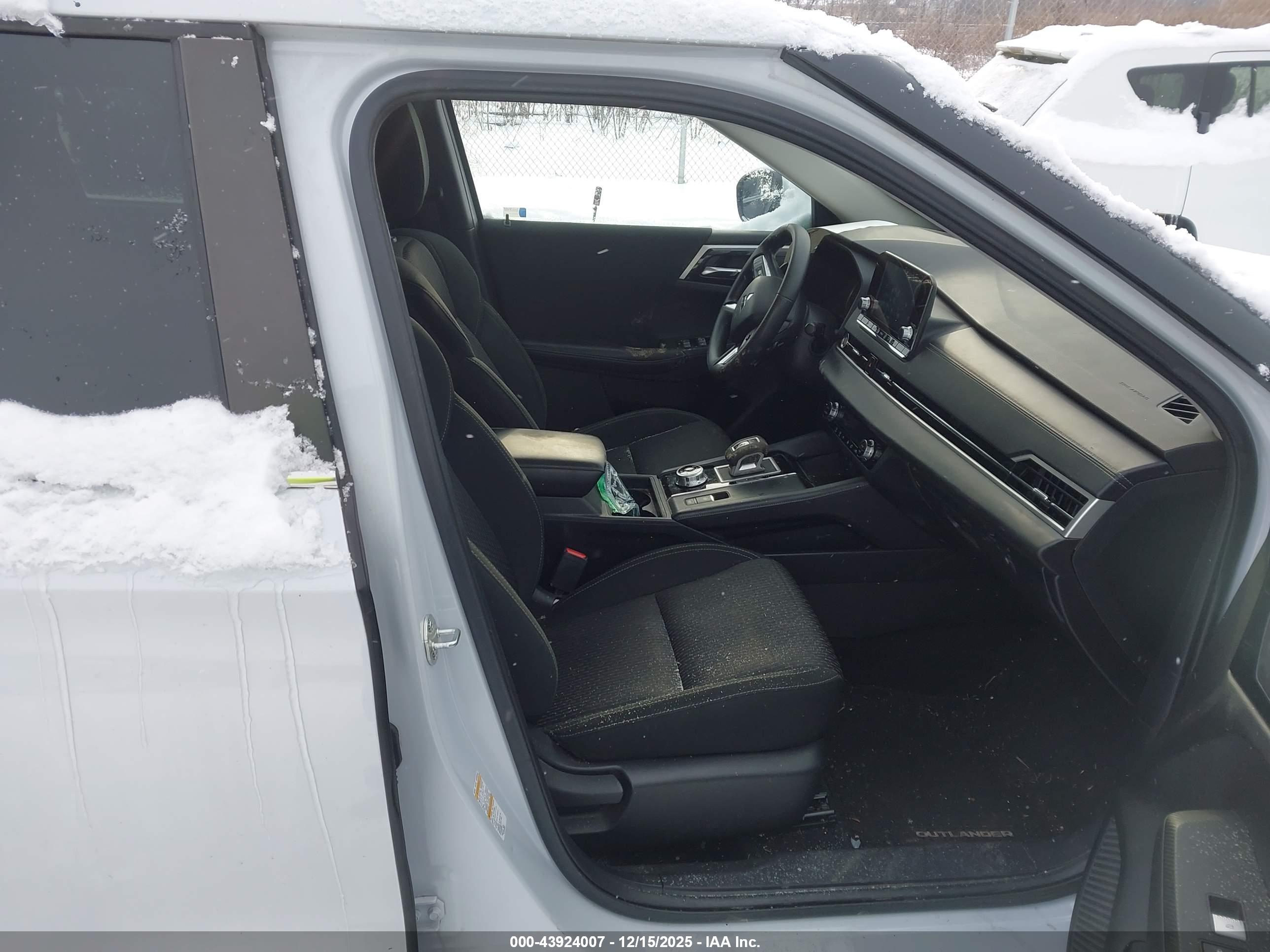 MITSUBISHI OUTLANDER image 5