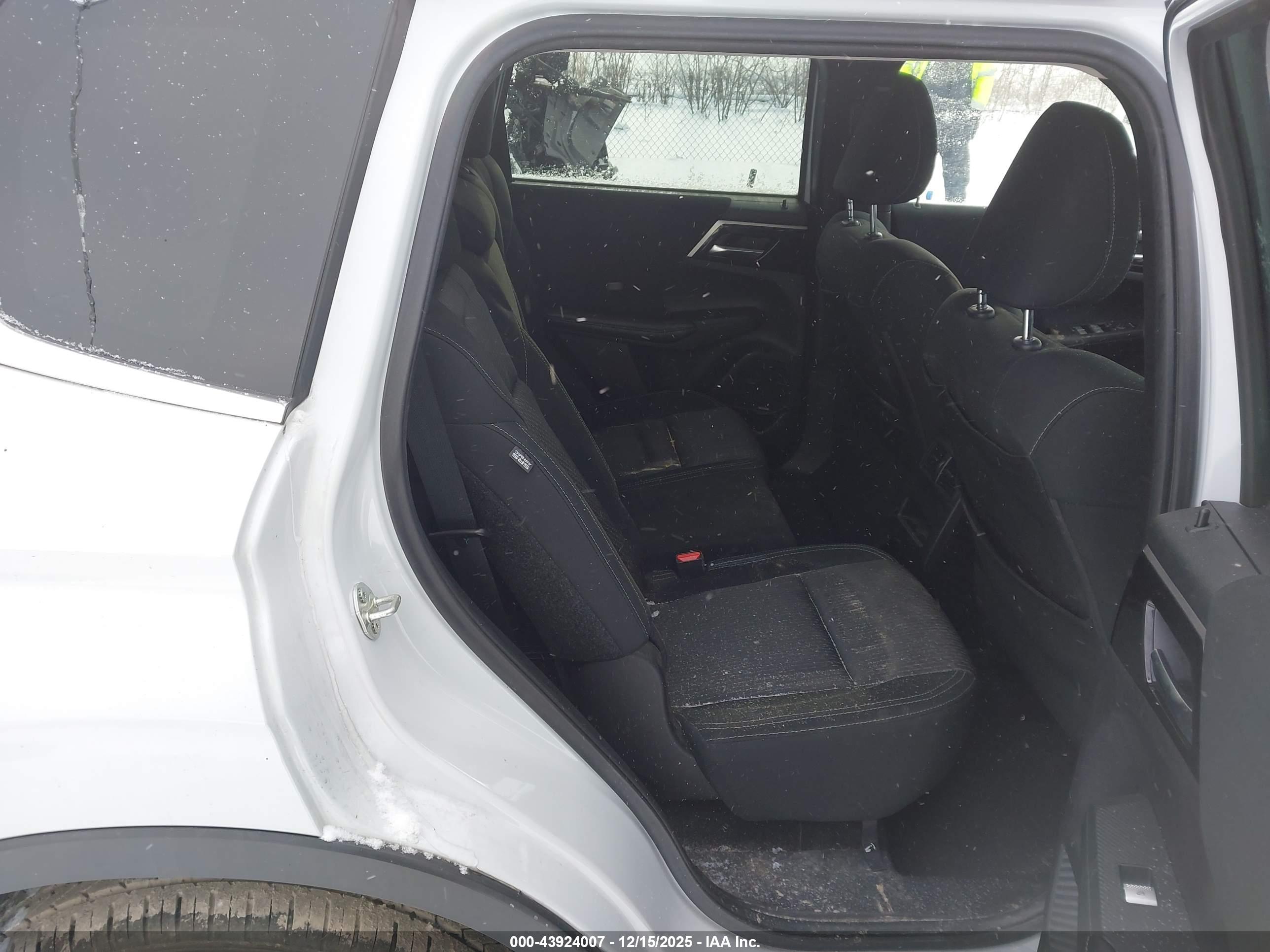 MITSUBISHI OUTLANDER image 8