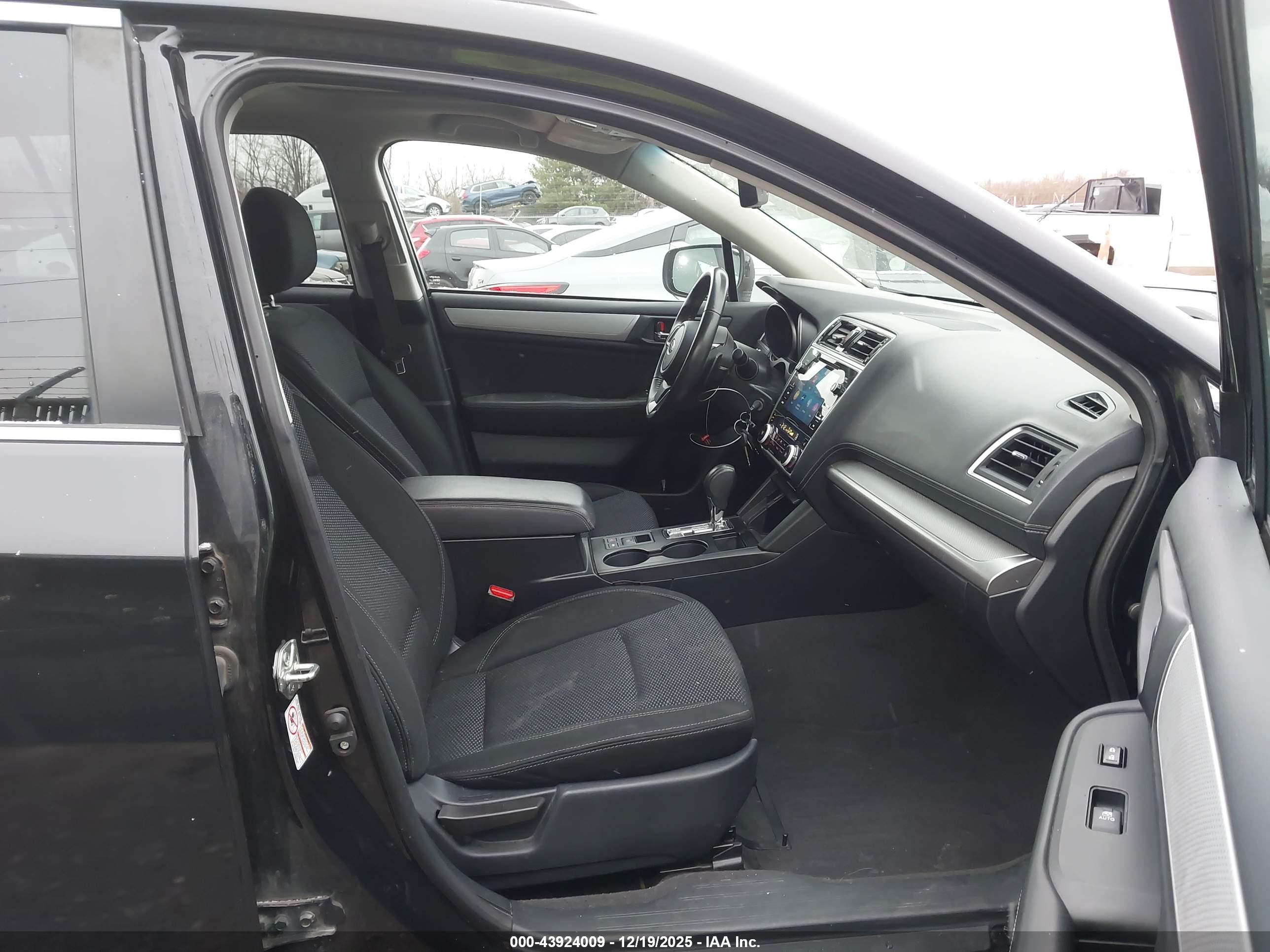 SUBARU OUTBACK image 5