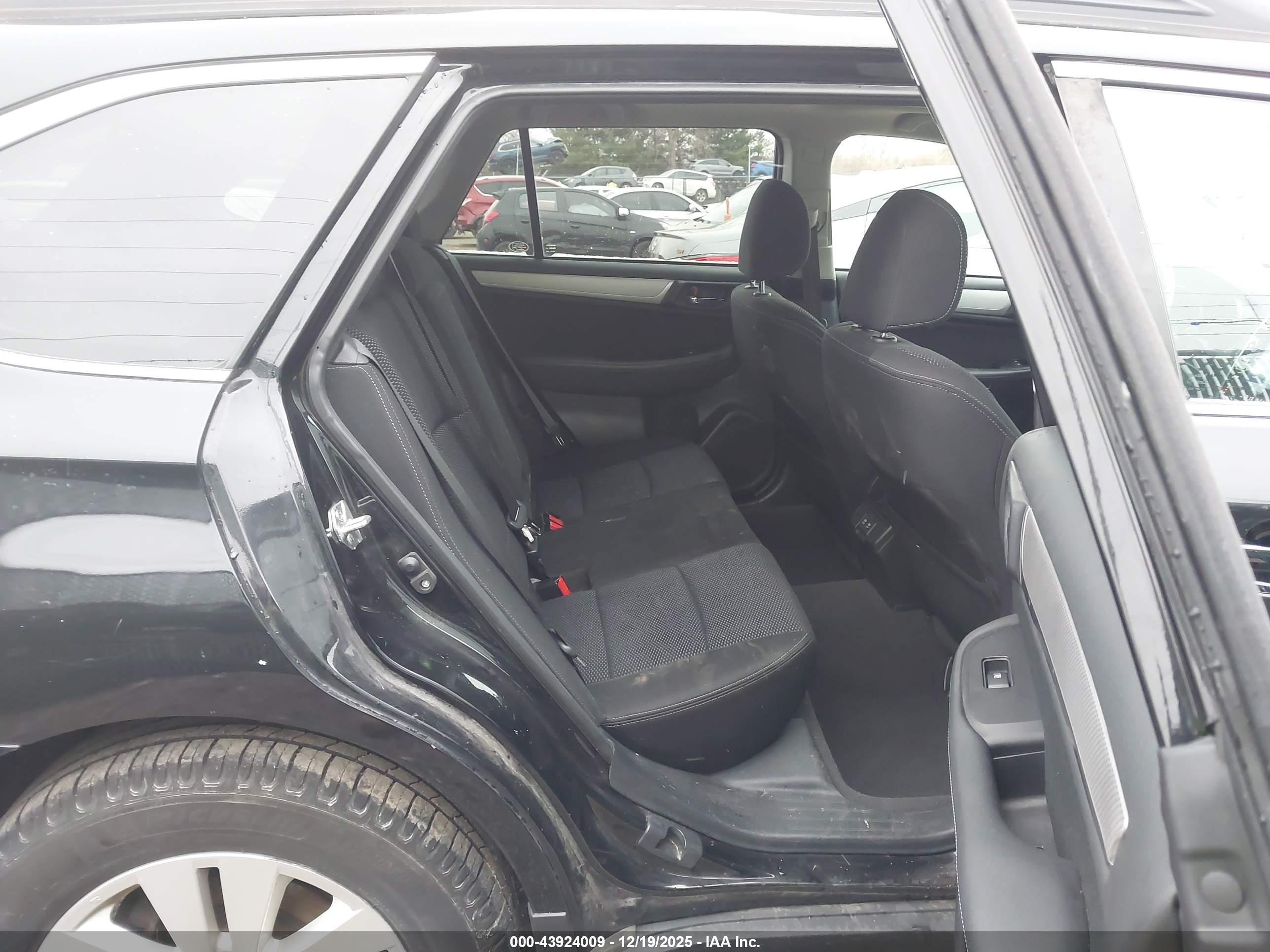 SUBARU OUTBACK image 8