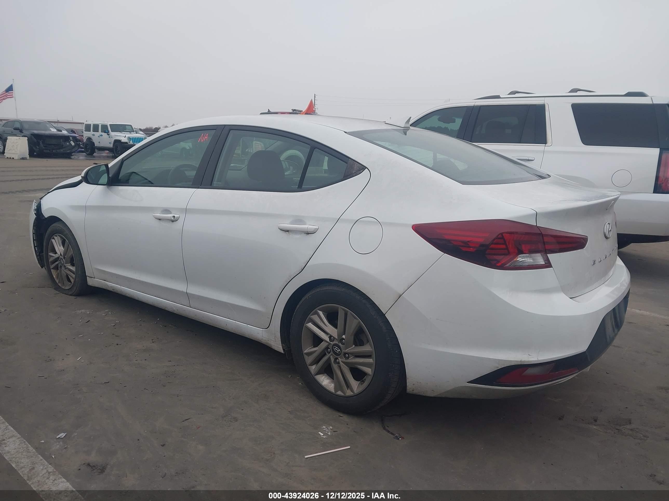 HYUNDAI ELANTRA image 3