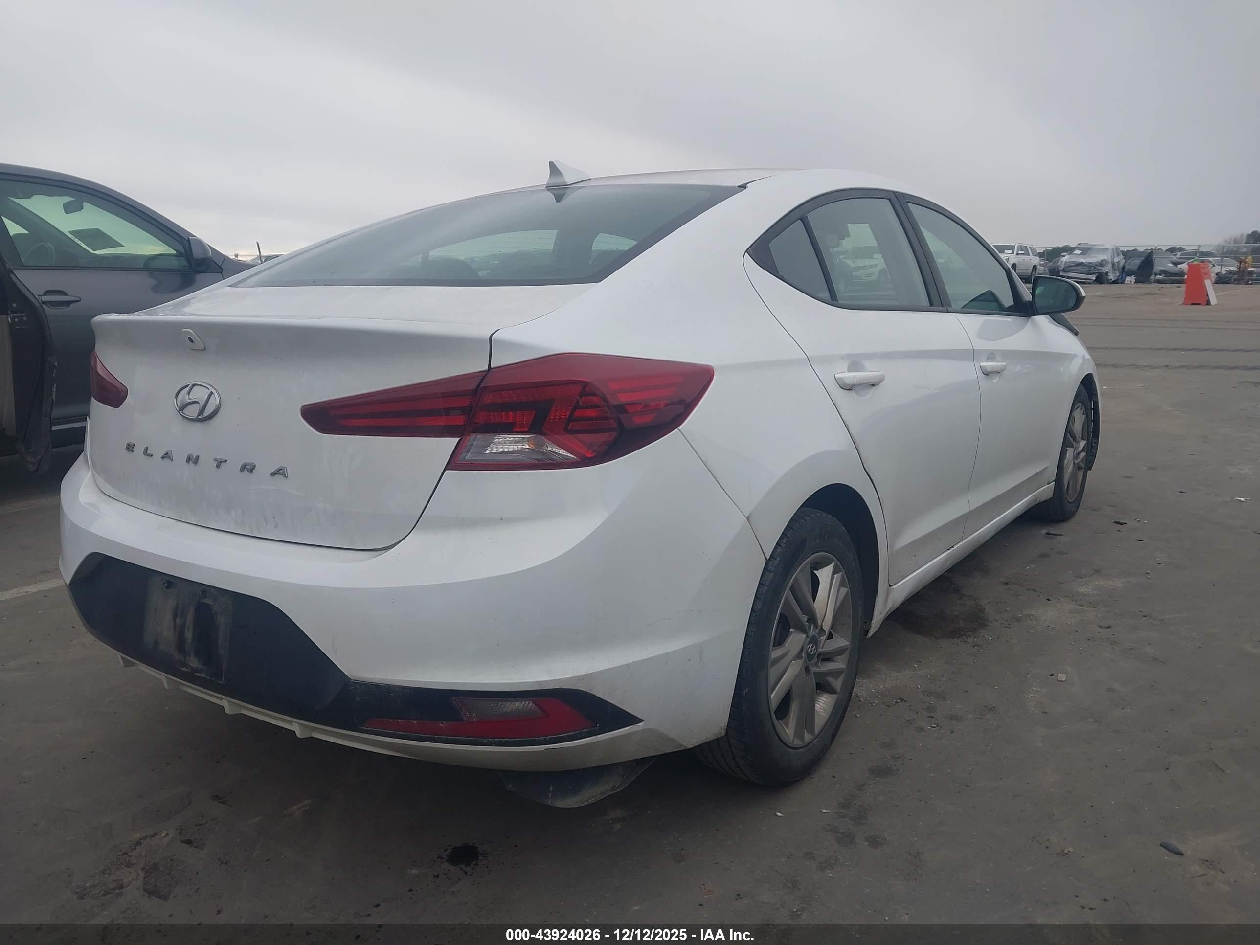 HYUNDAI ELANTRA image 4