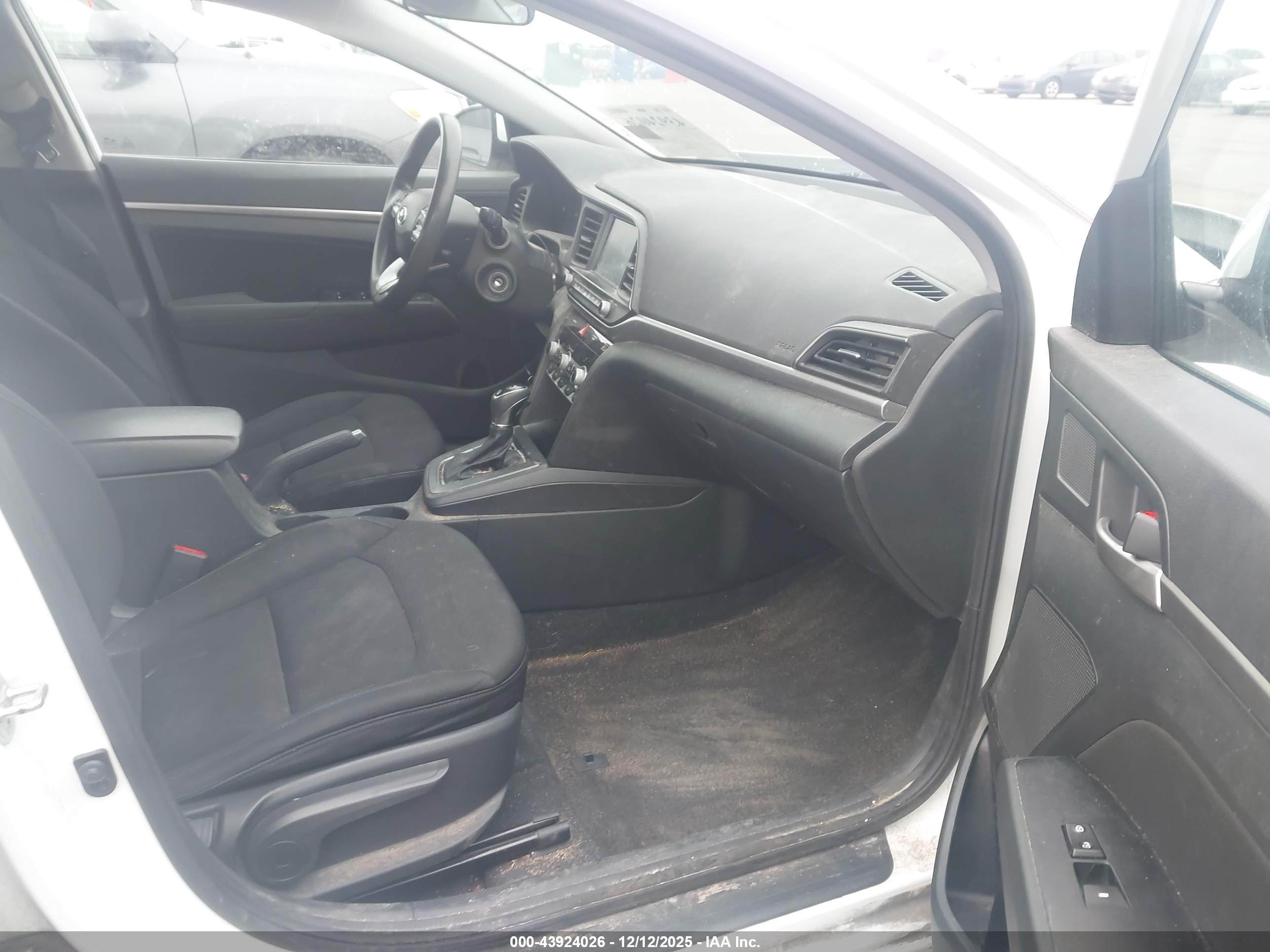 HYUNDAI ELANTRA image 5