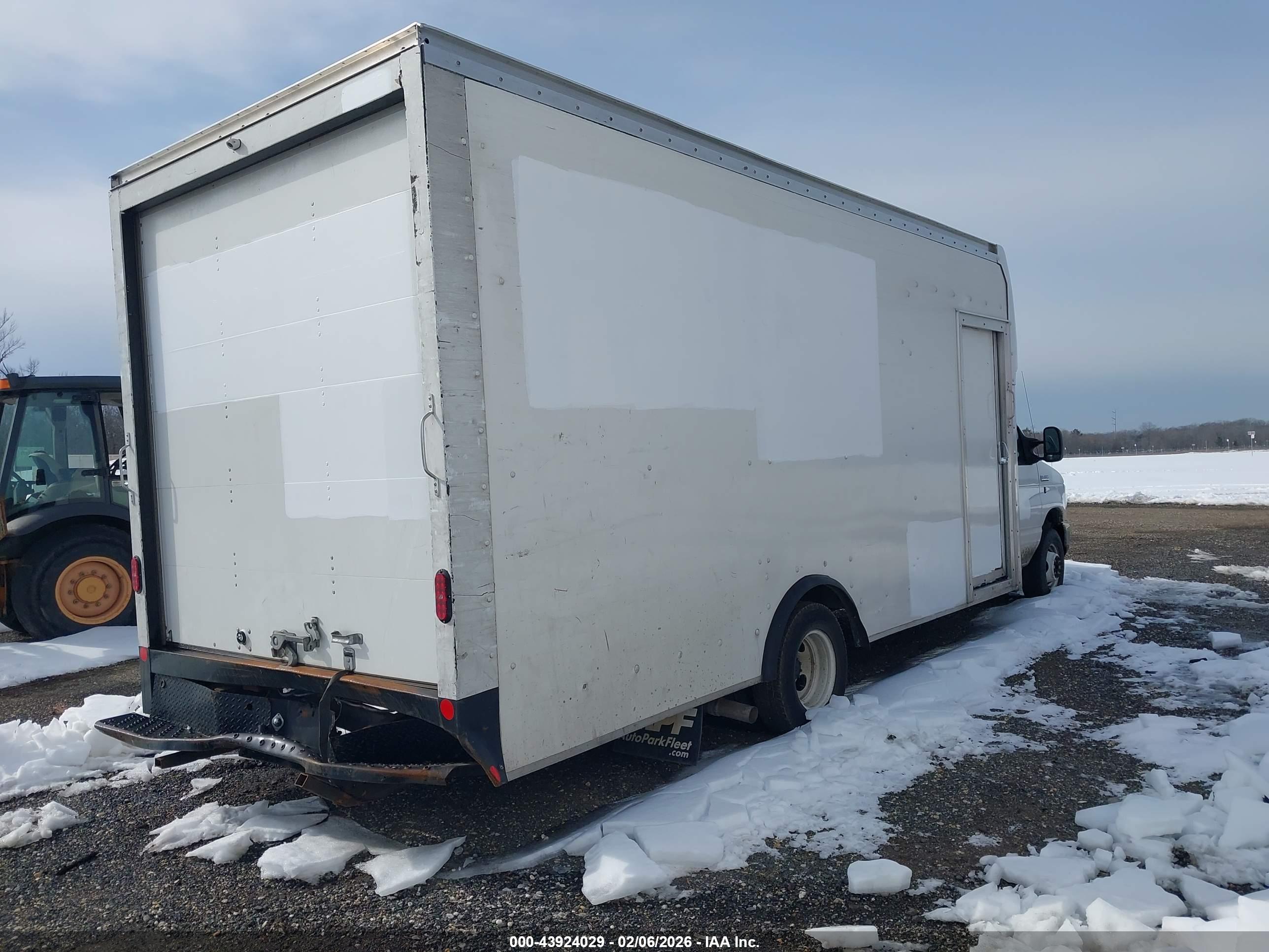 FORD E-450 image 4