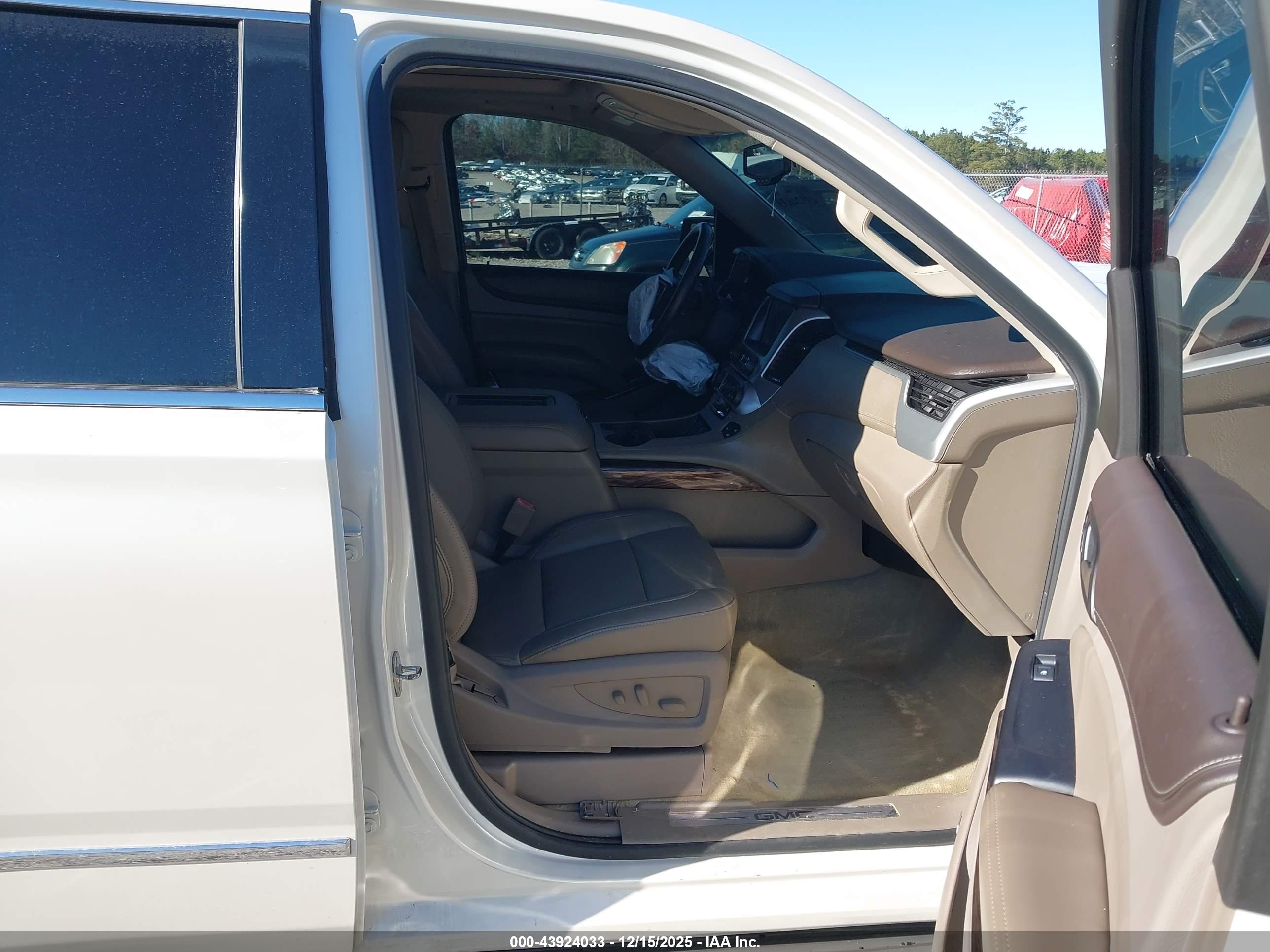 GMC YUKON image 5