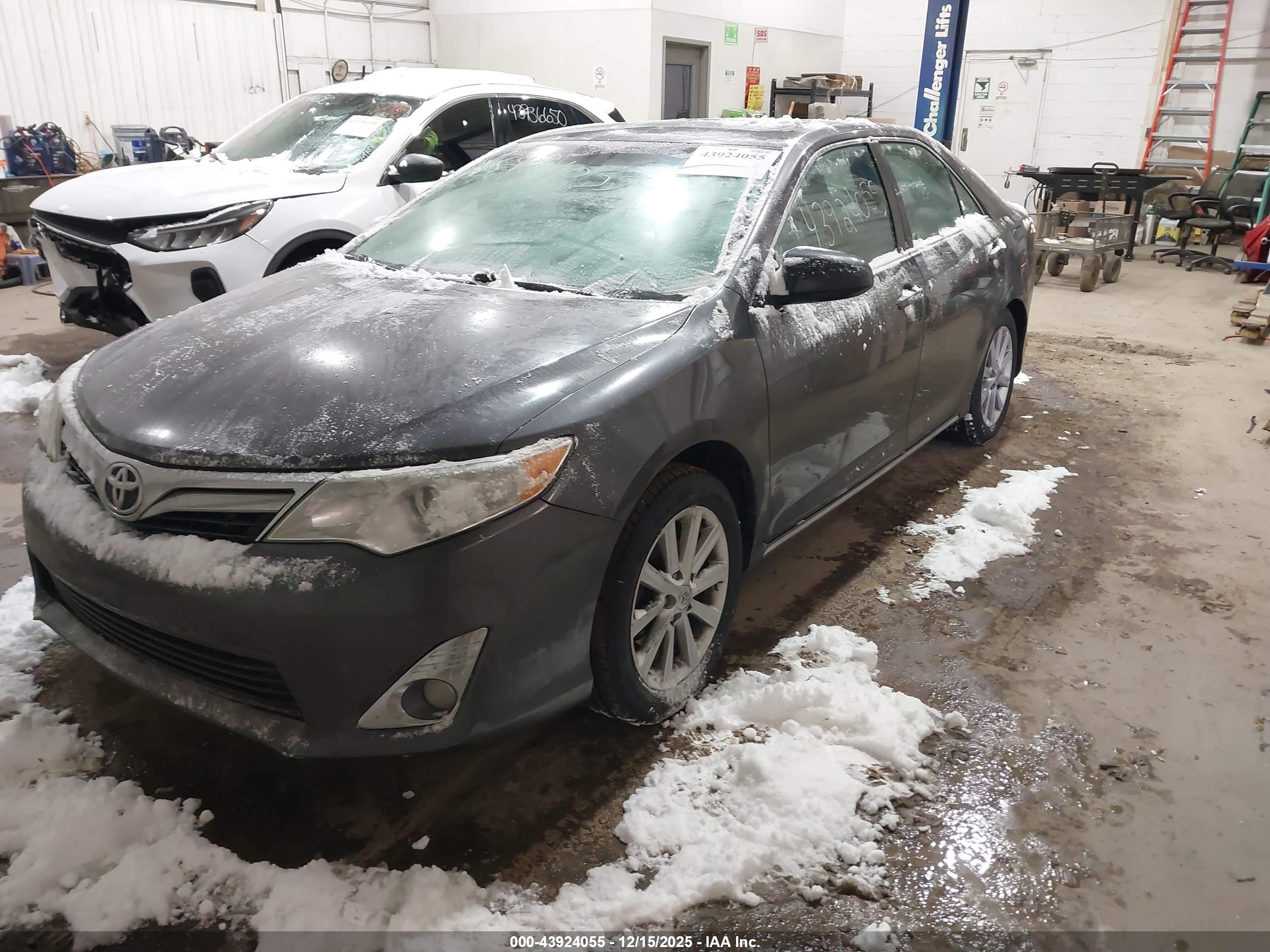 TOYOTA CAMRY image 2