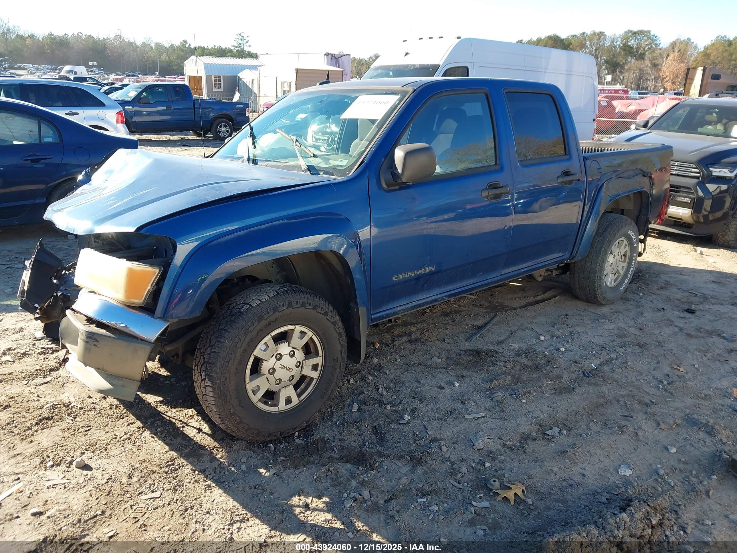 GMC CANYON image 2