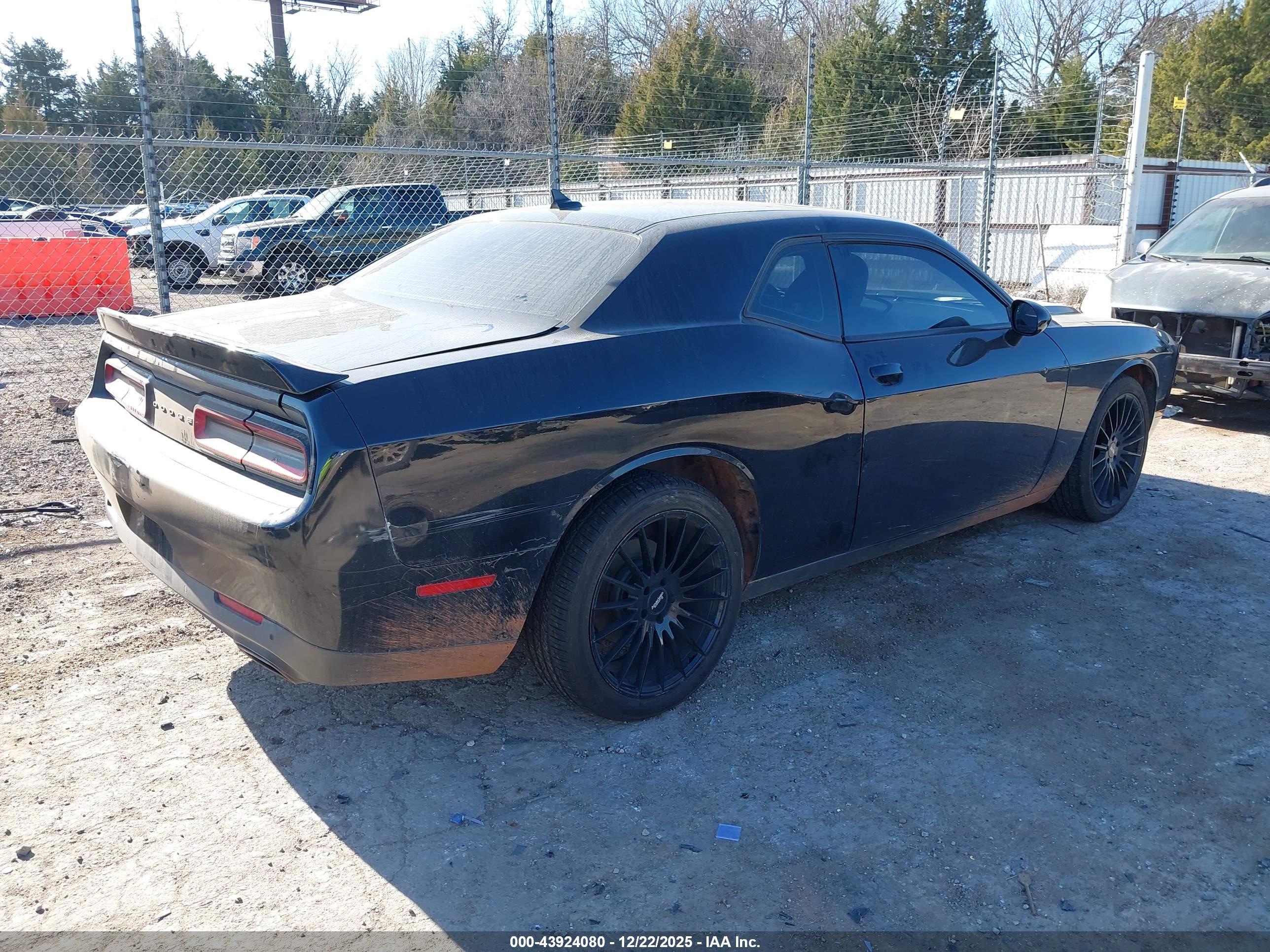 DODGE CHALLENGER image 4