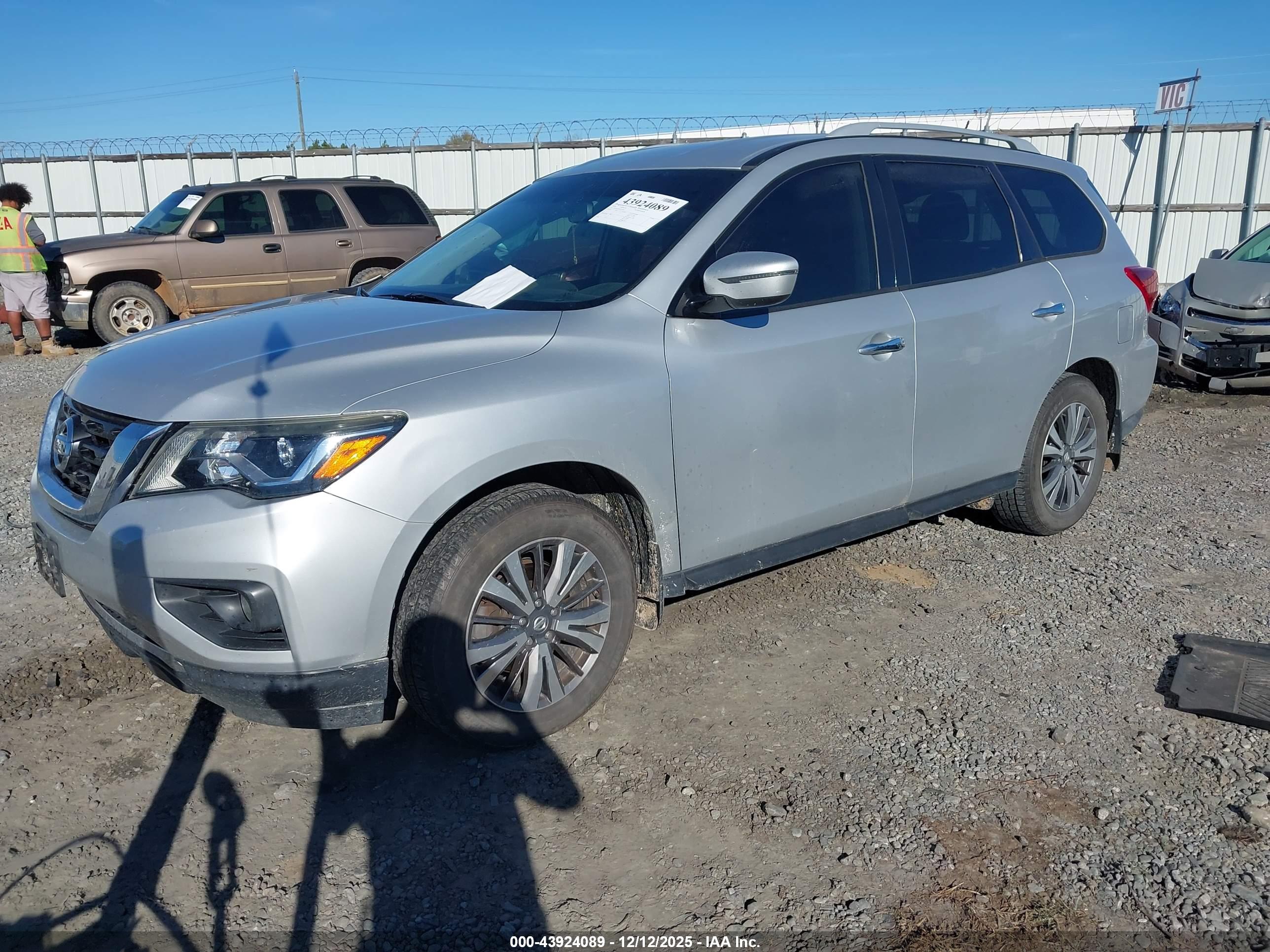 NISSAN PATHFINDER image 2