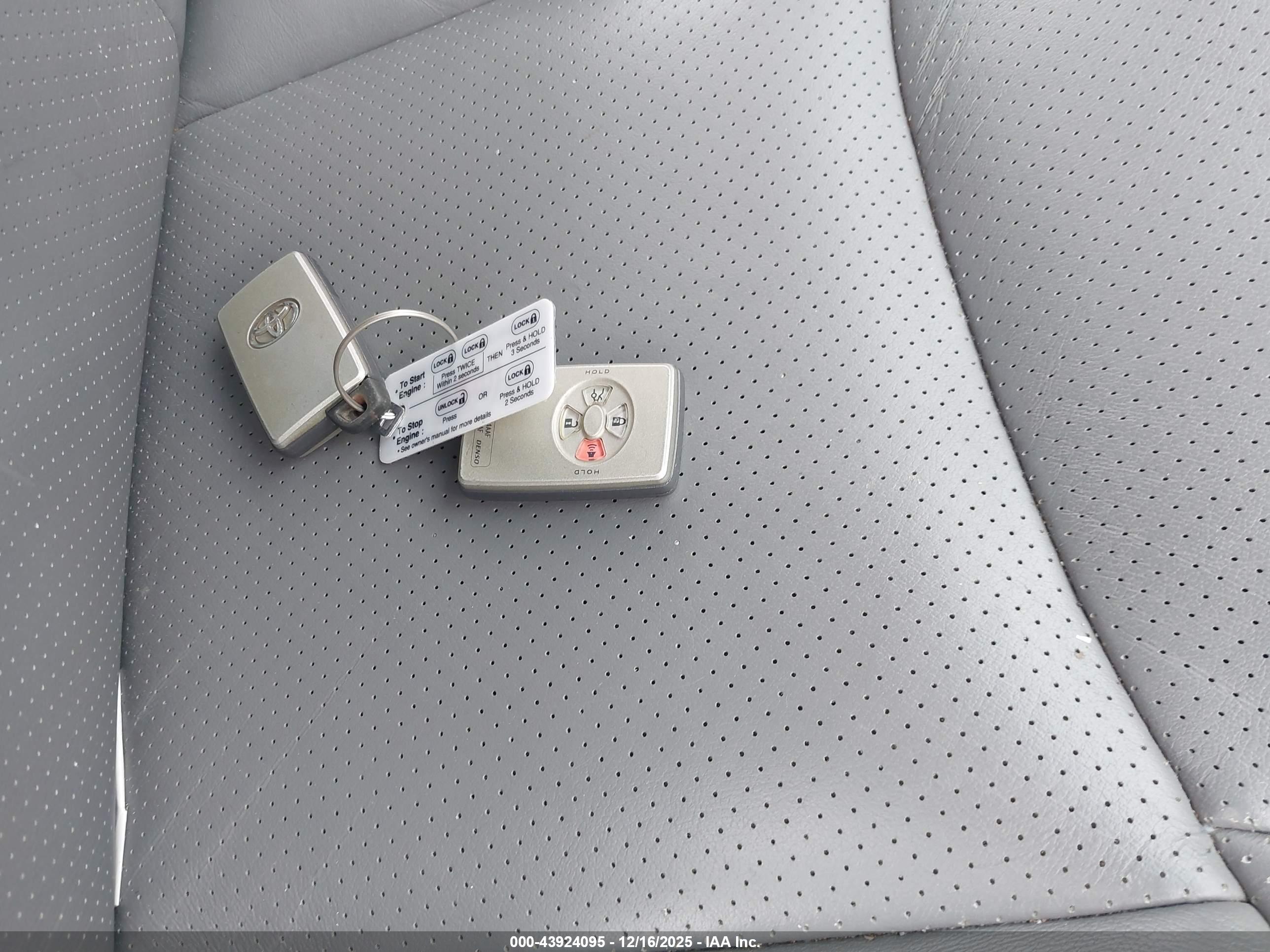 TOYOTA AVALON image 11
