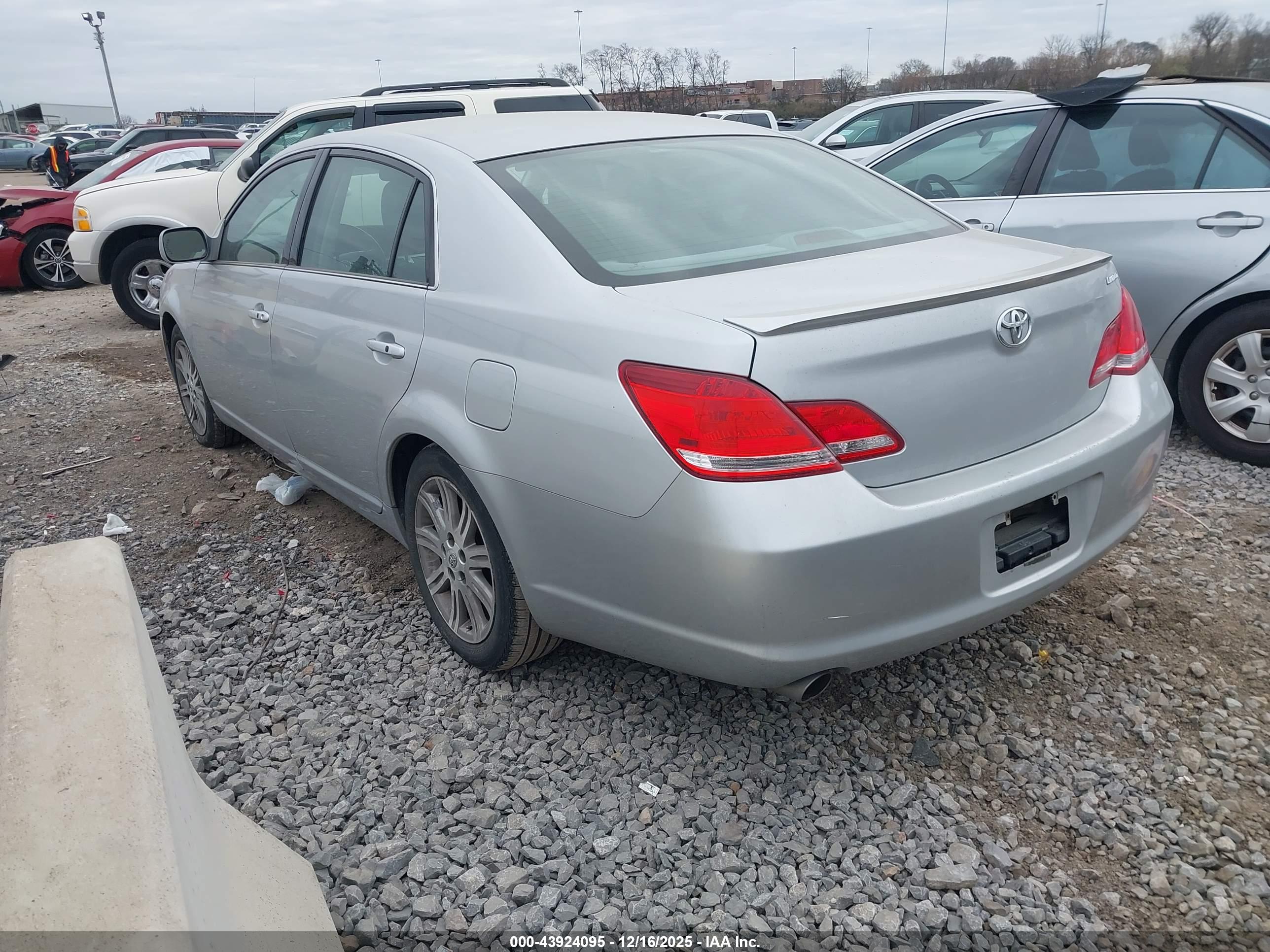 TOYOTA AVALON image 3