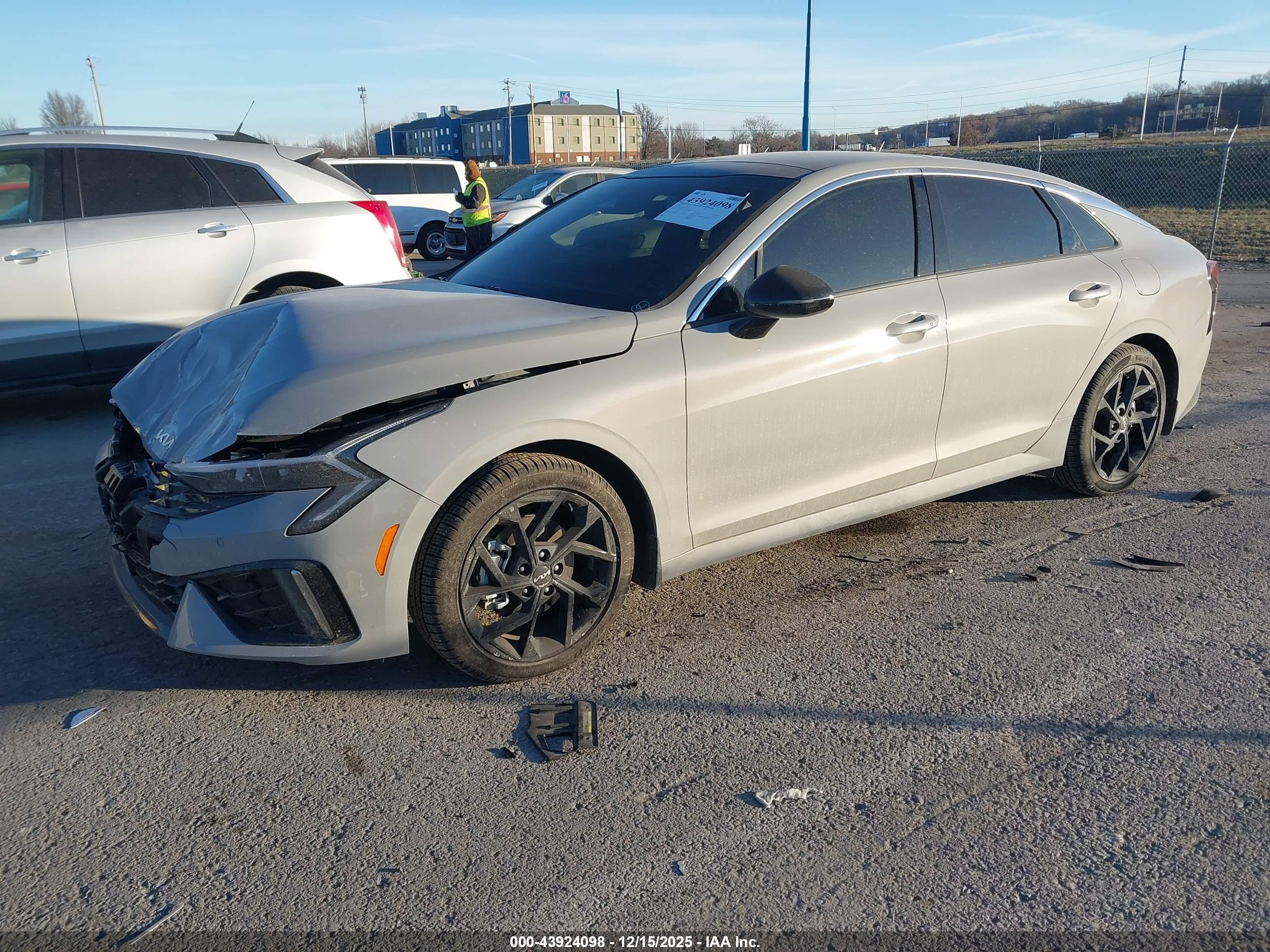 KIA K5 image 2