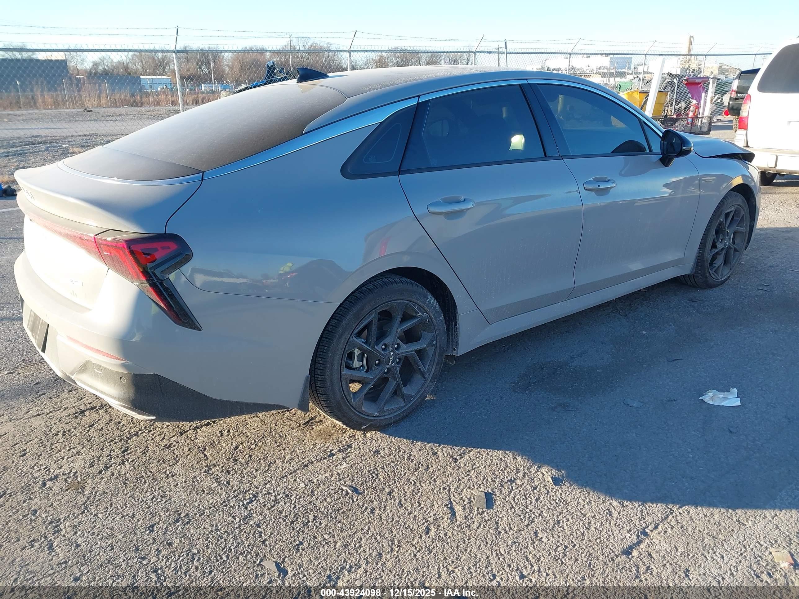 KIA K5 image 4