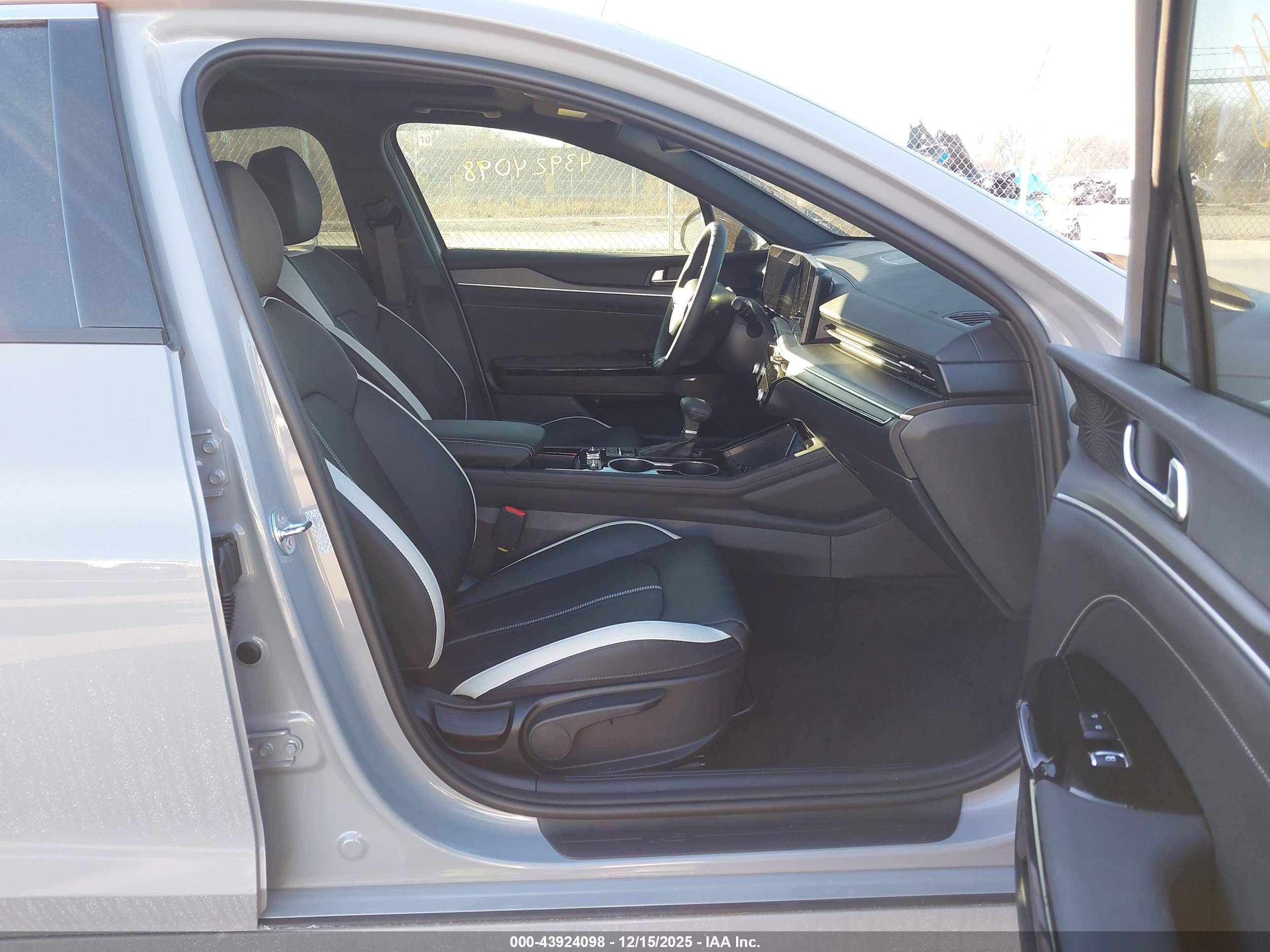KIA K5 image 5