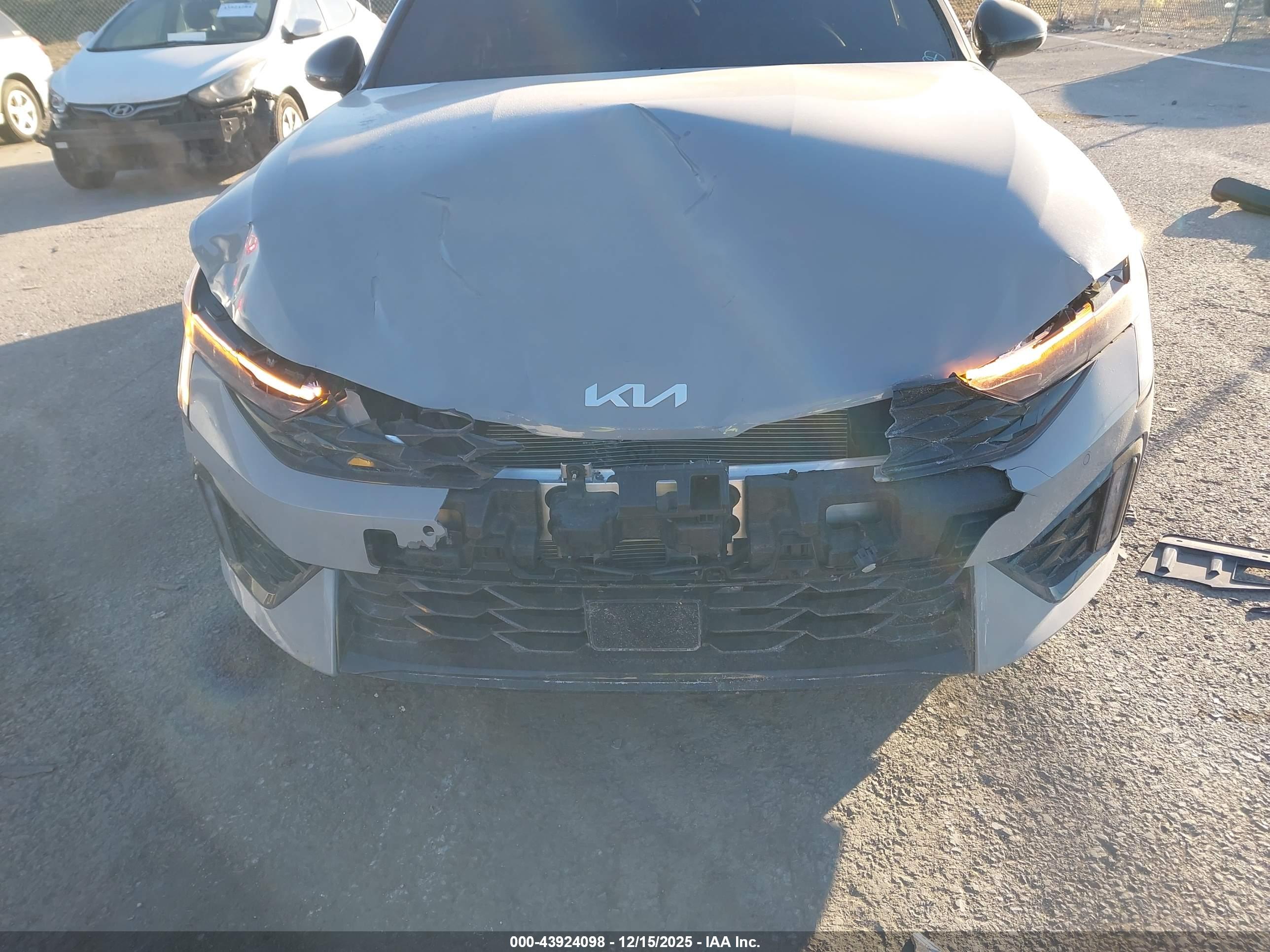 KIA K5 image 6
