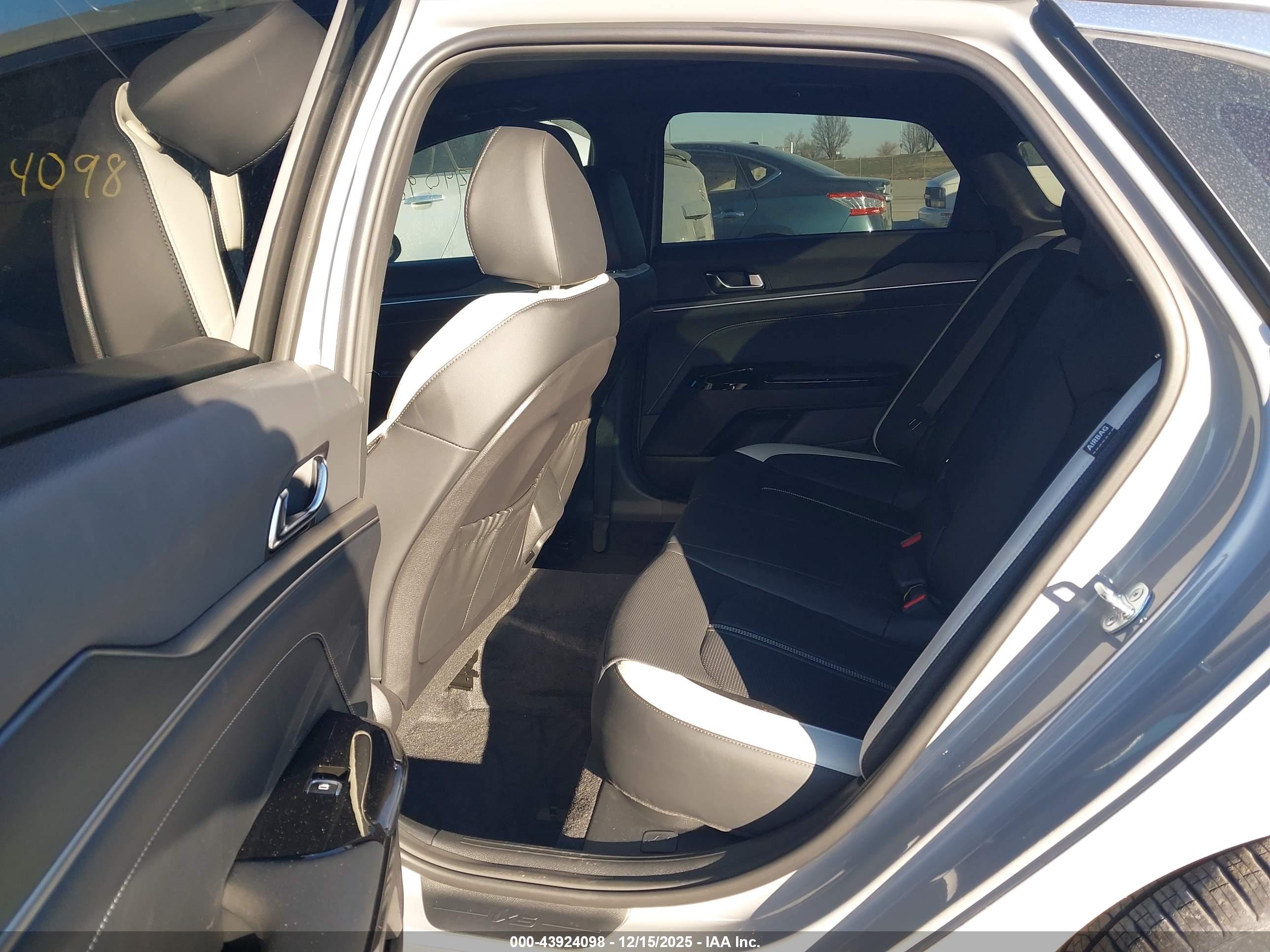 KIA K5 image 8