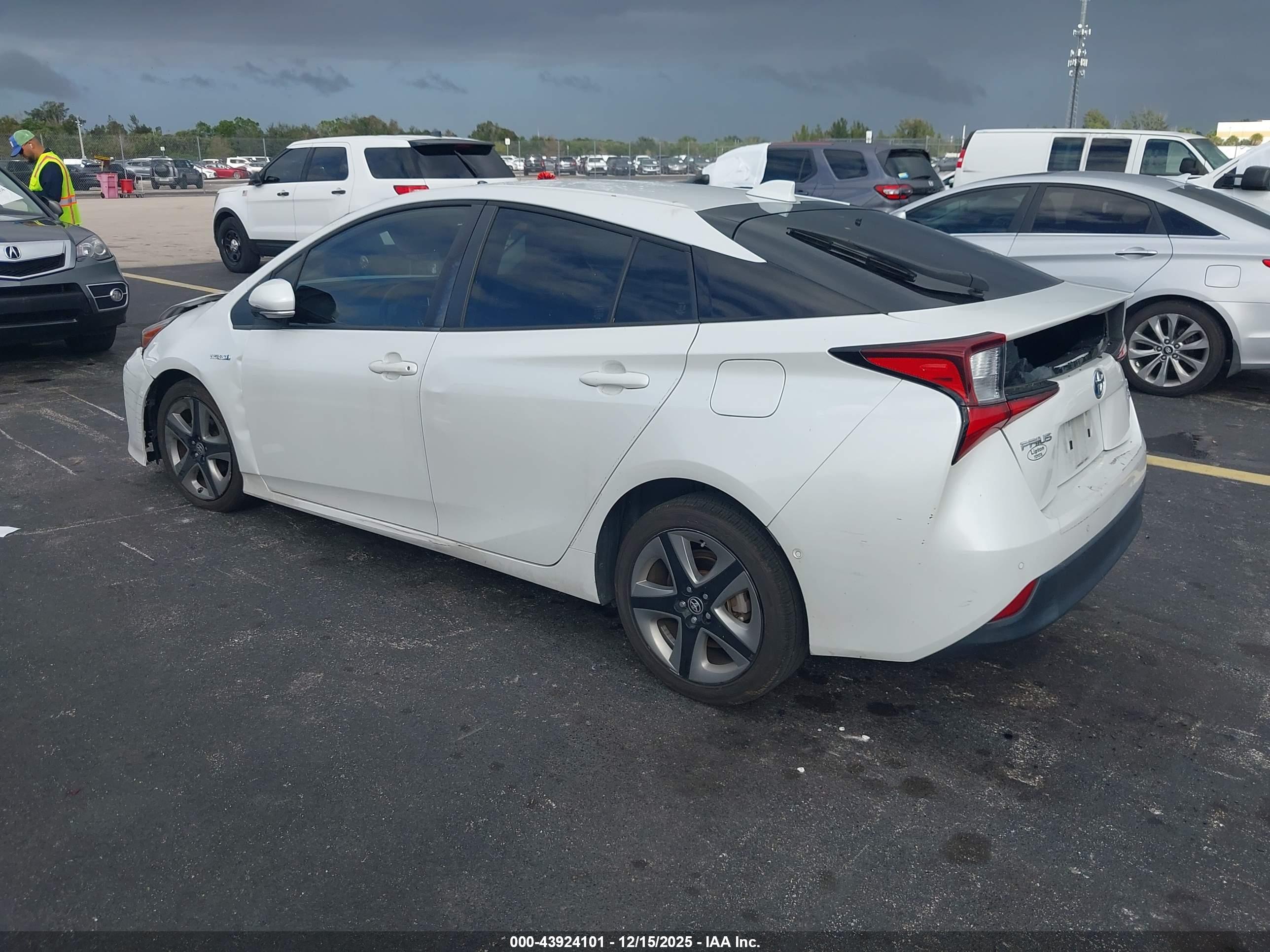 TOYOTA PRIUS image 3