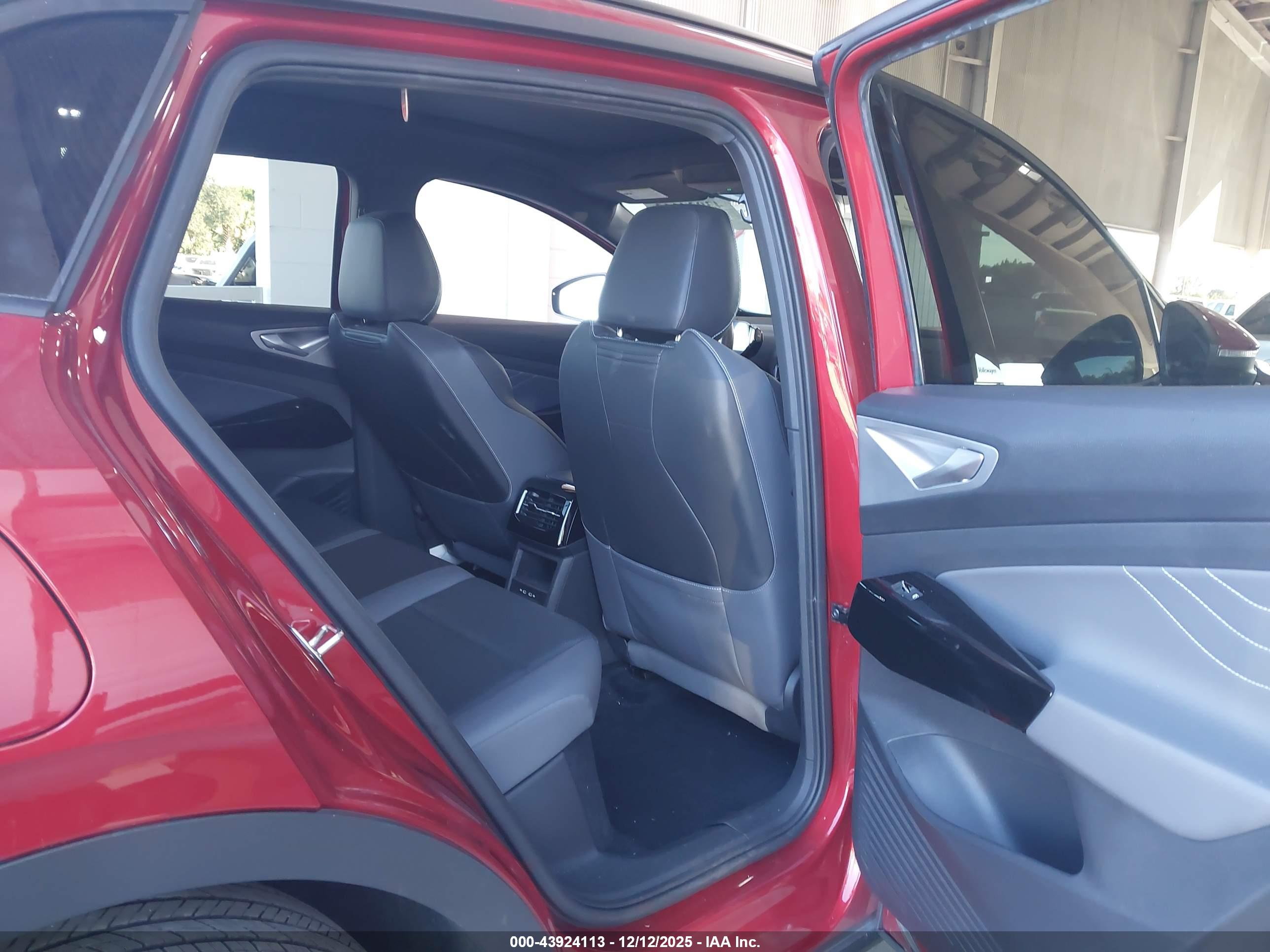 VOLKSWAGEN ID.4 image 8