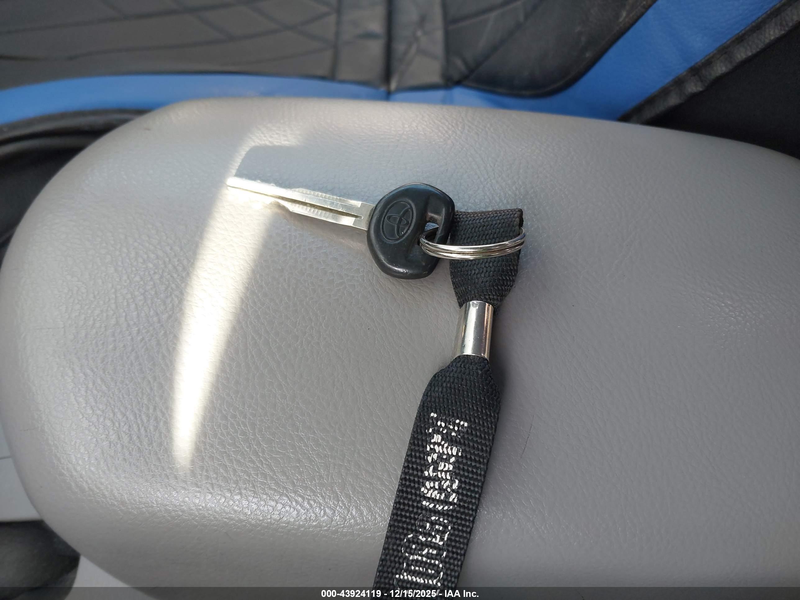 TOYOTA RAV4 image 11
