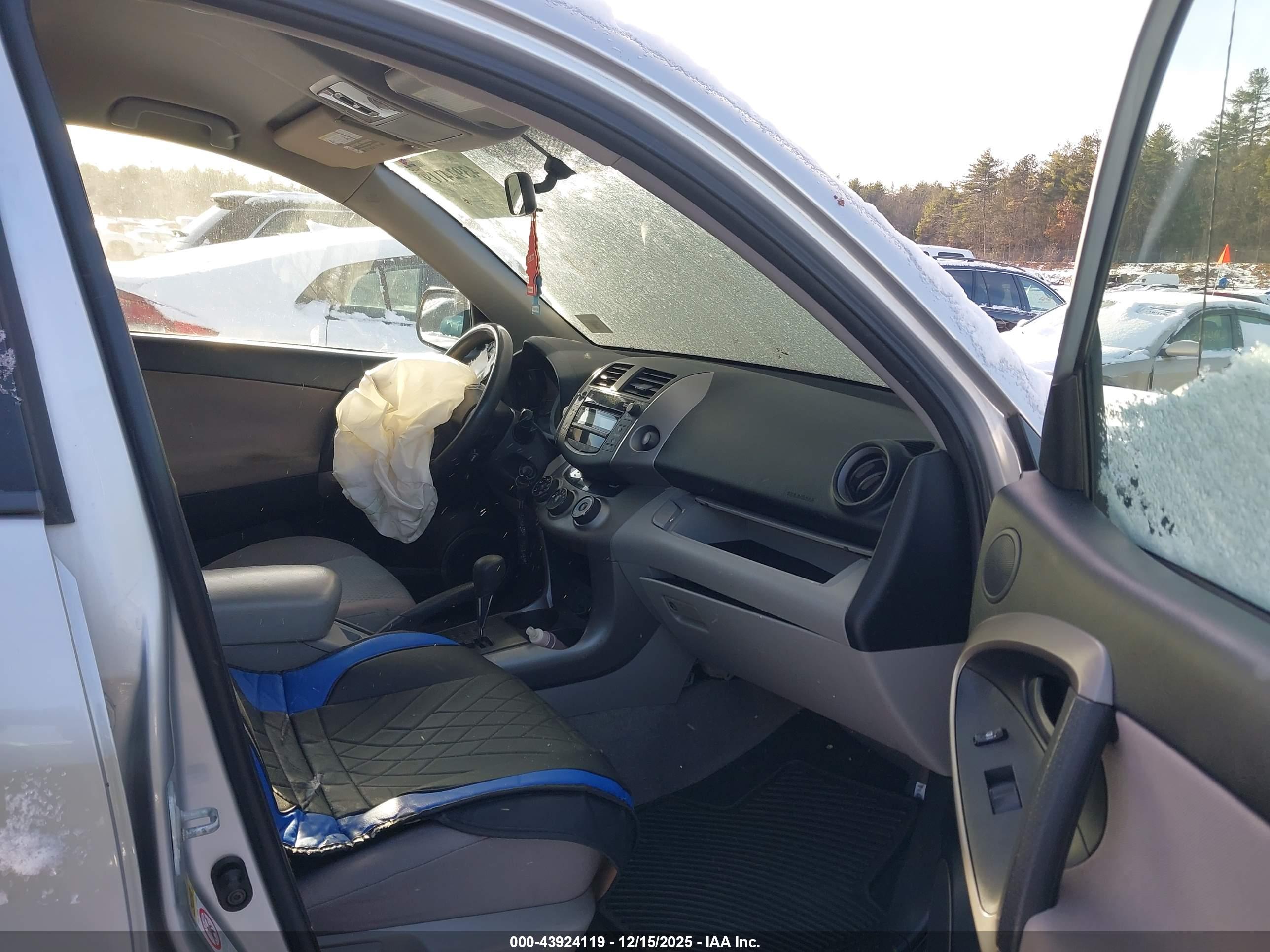 TOYOTA RAV4 image 5