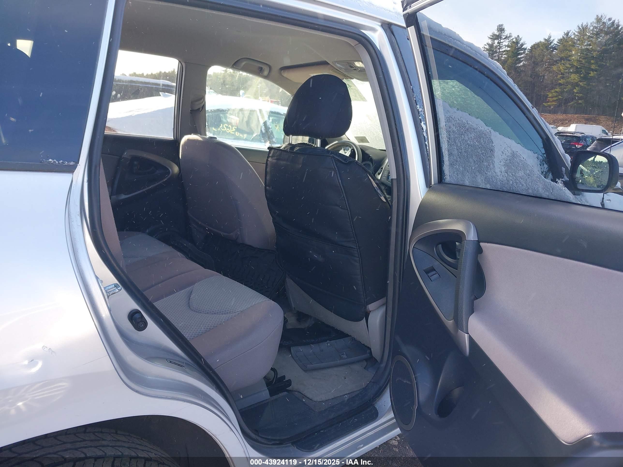 TOYOTA RAV4 image 8