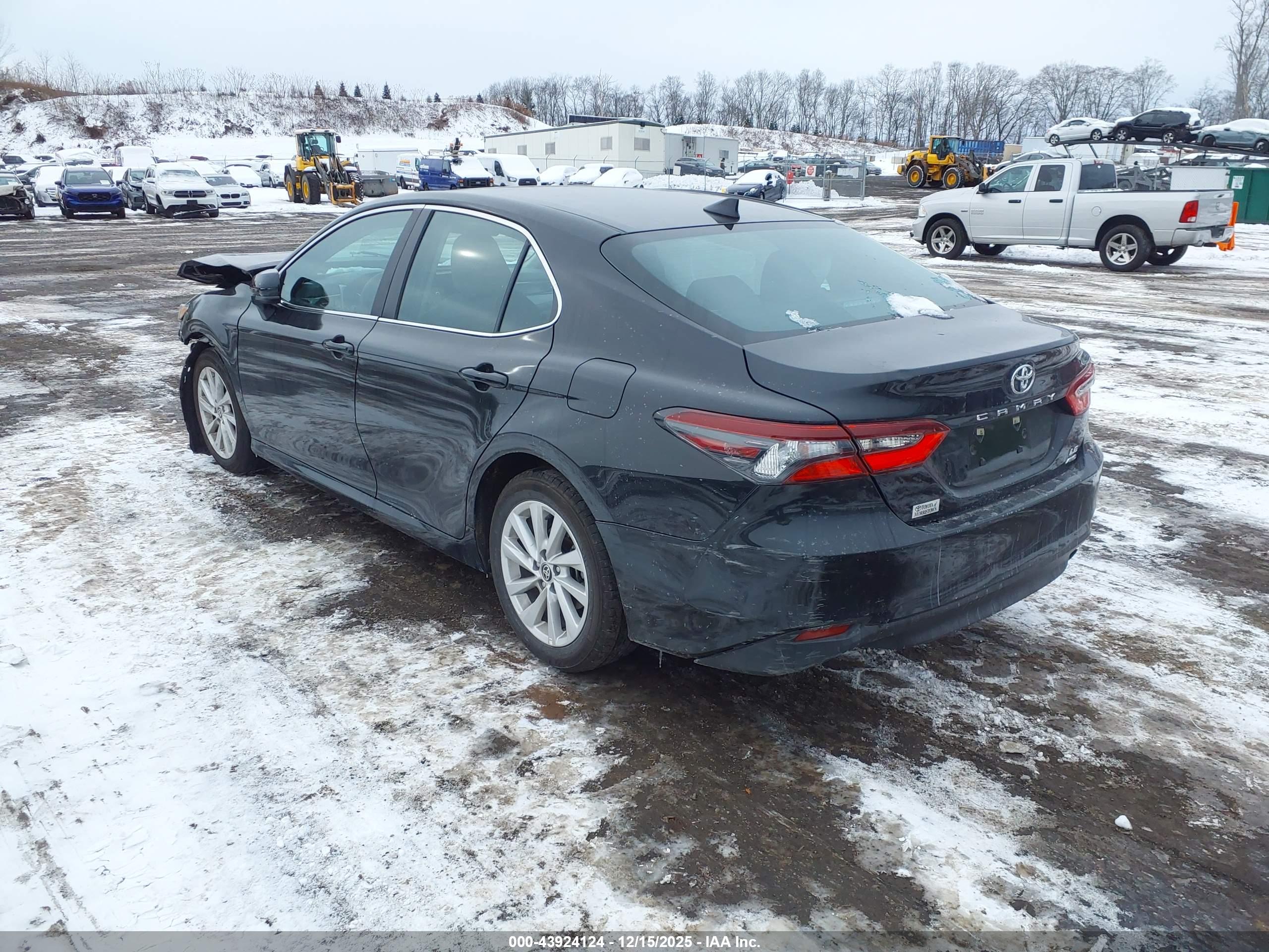 TOYOTA CAMRY image 3