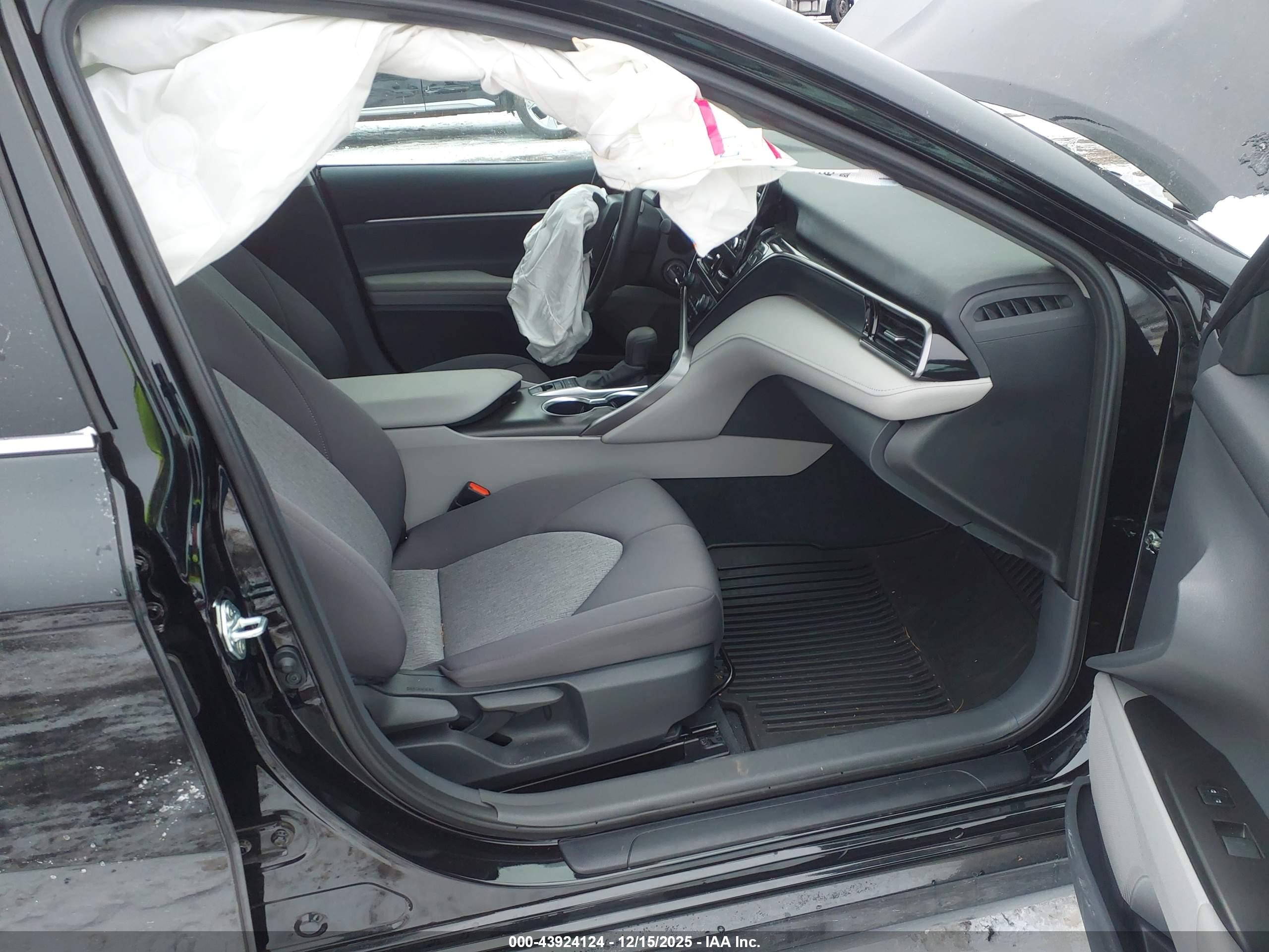 TOYOTA CAMRY image 5
