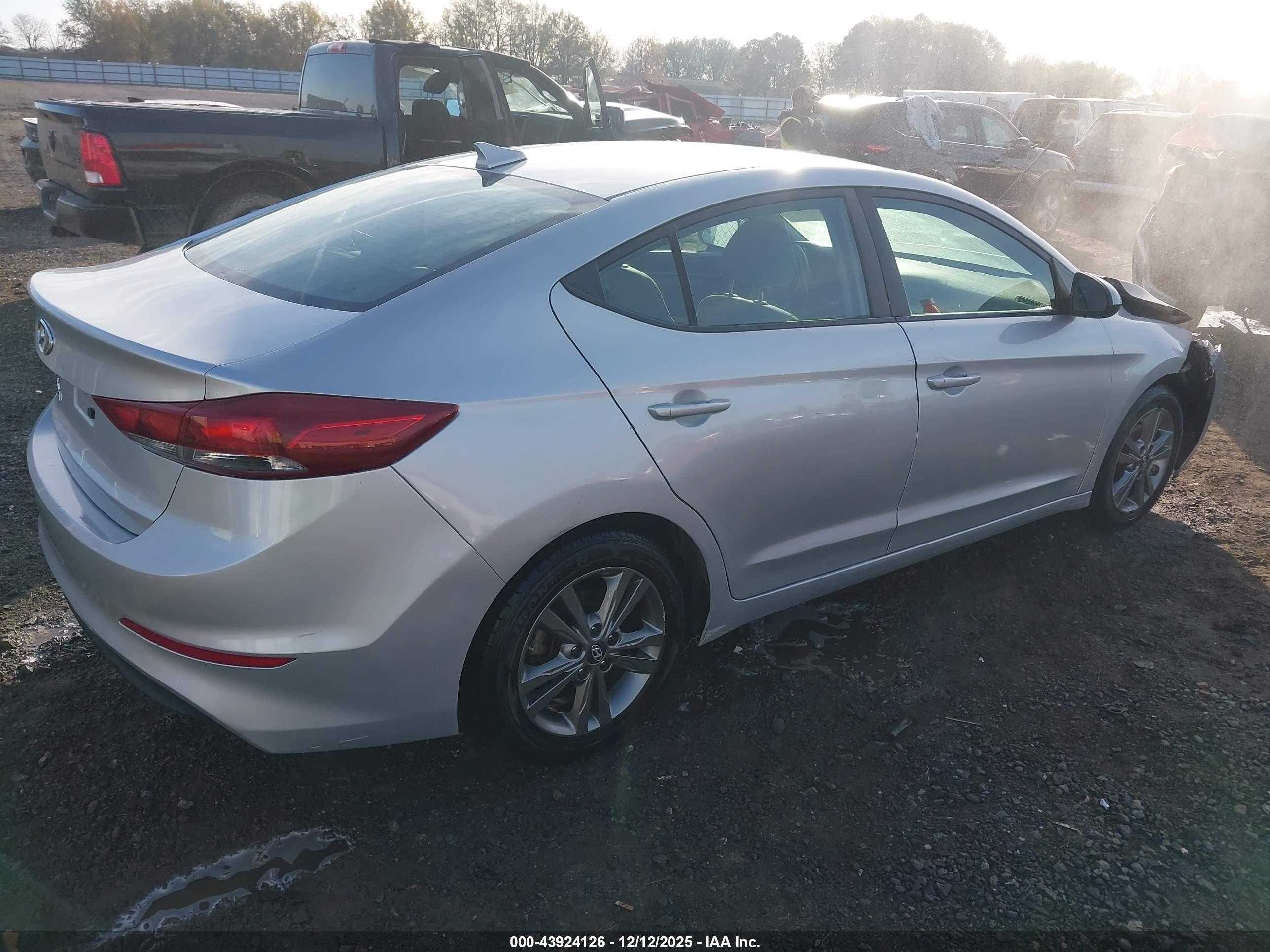 HYUNDAI ELANTRA image 4