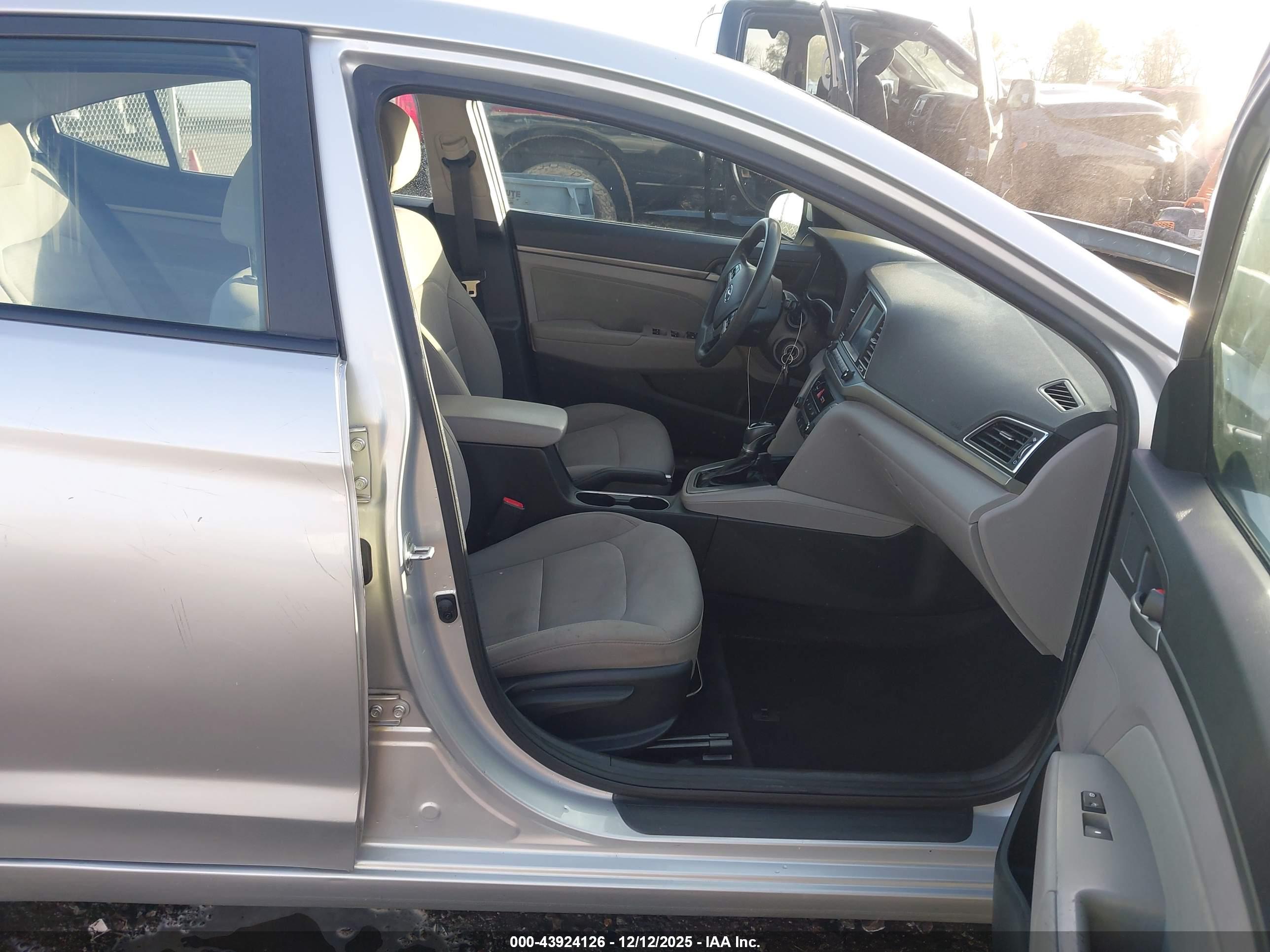 HYUNDAI ELANTRA image 5