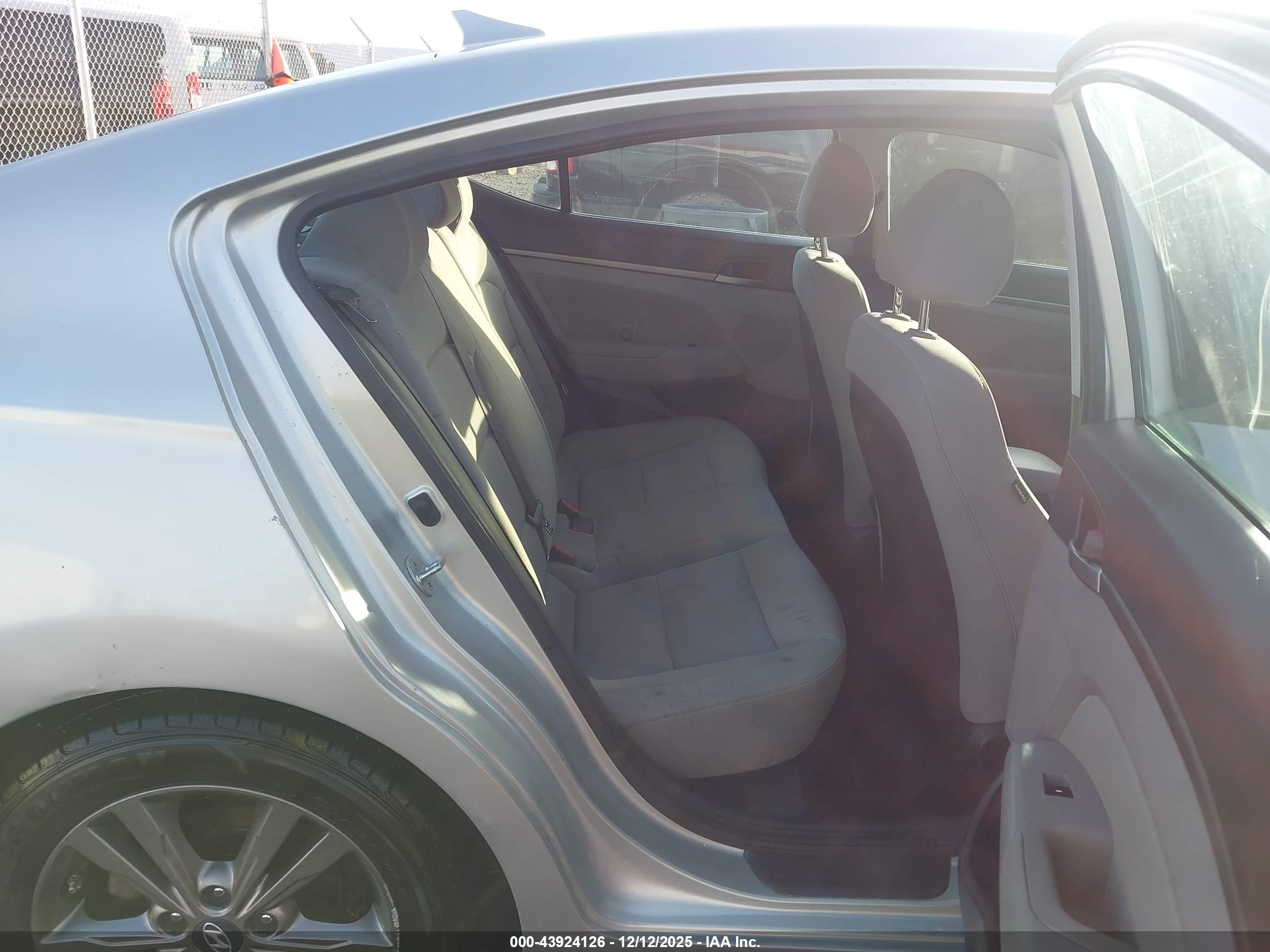 HYUNDAI ELANTRA image 8