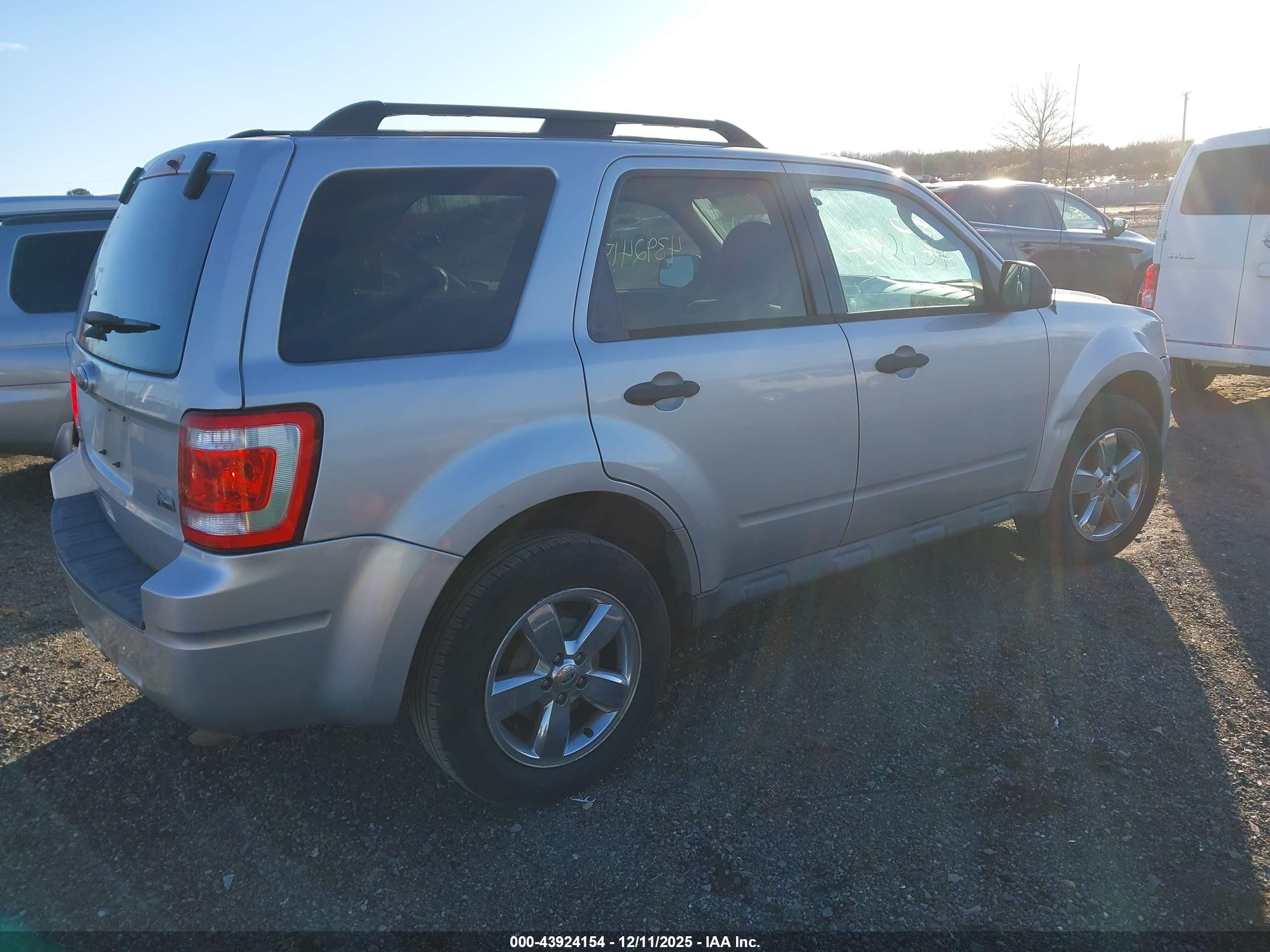 FORD ESCAPE image 4