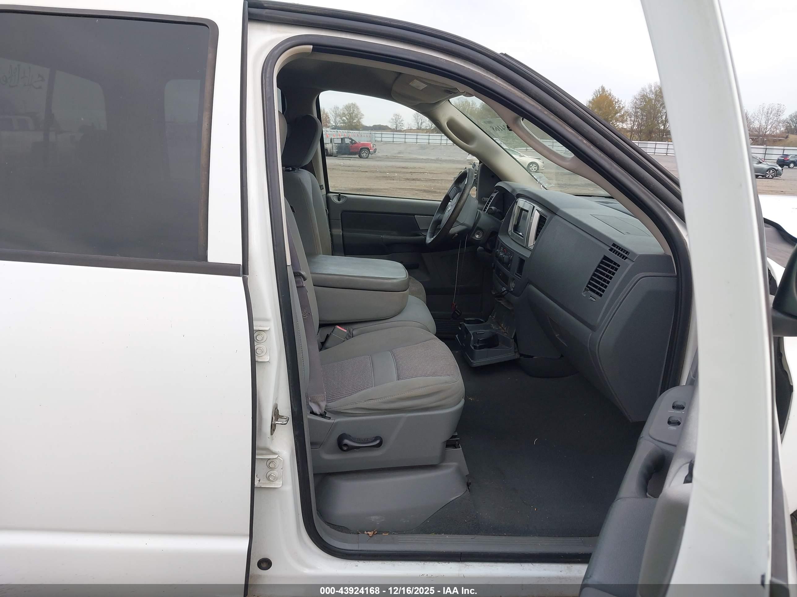 DODGE RAM image 5
