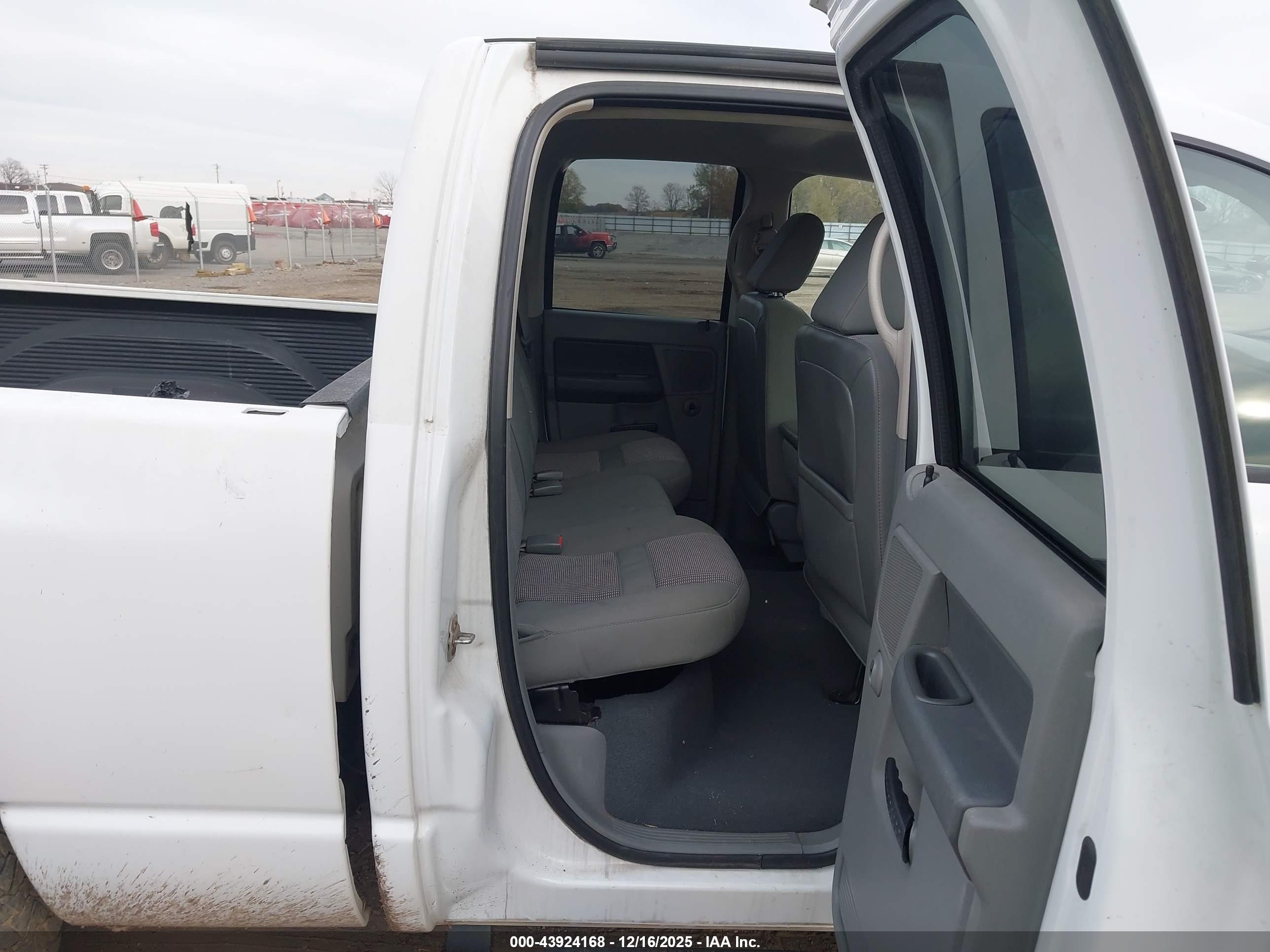 DODGE RAM image 8