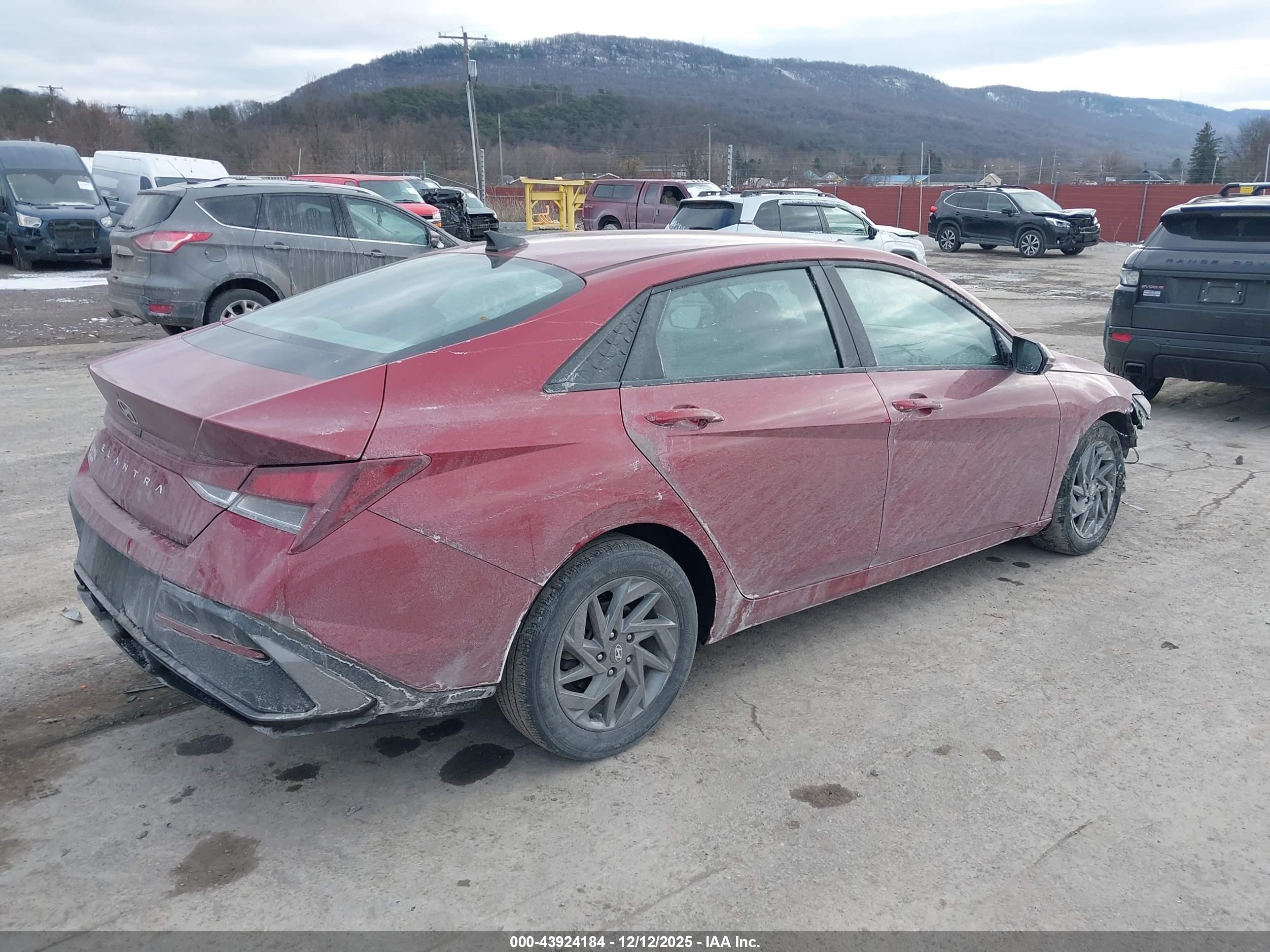 HYUNDAI ELANTRA image 4