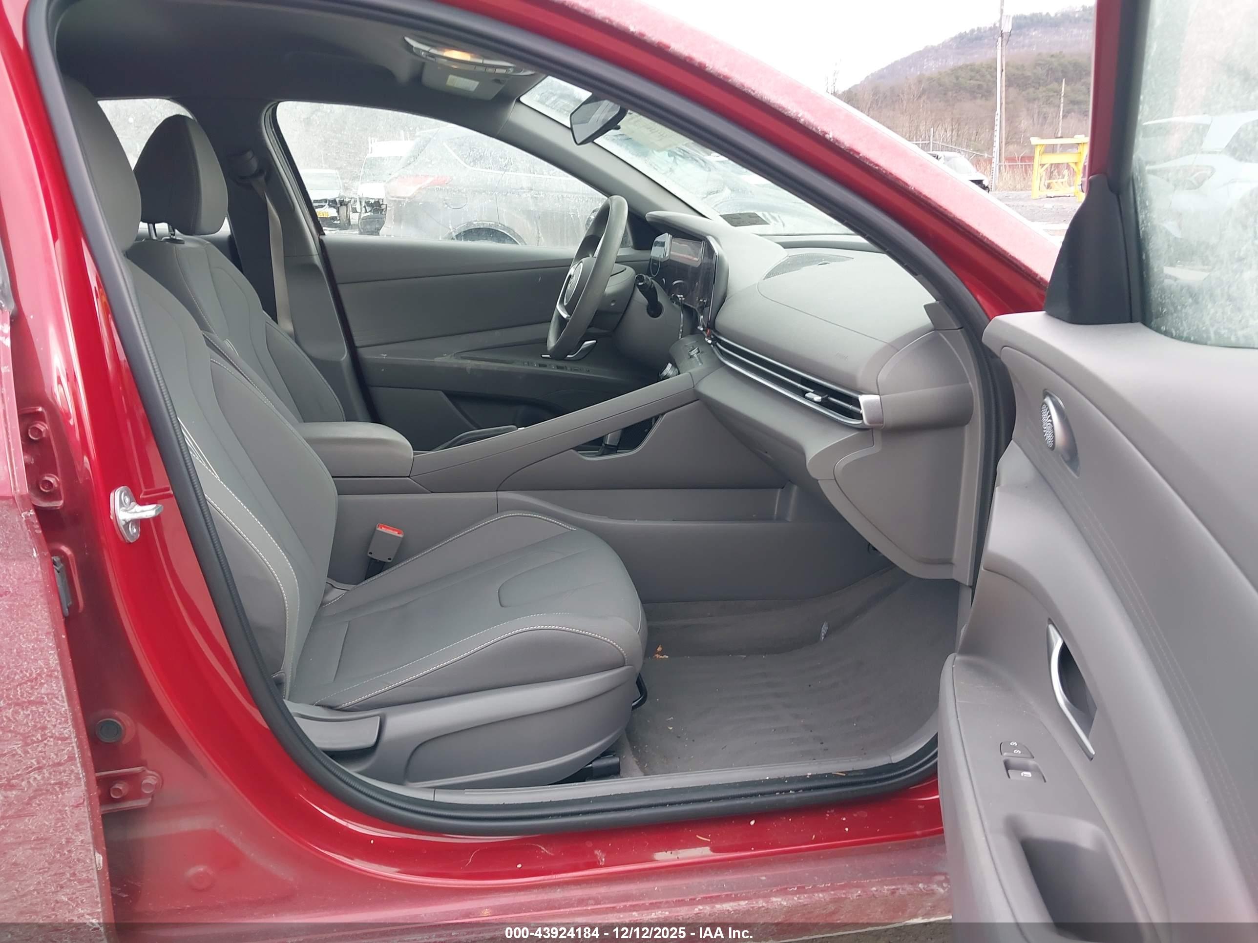 HYUNDAI ELANTRA image 5