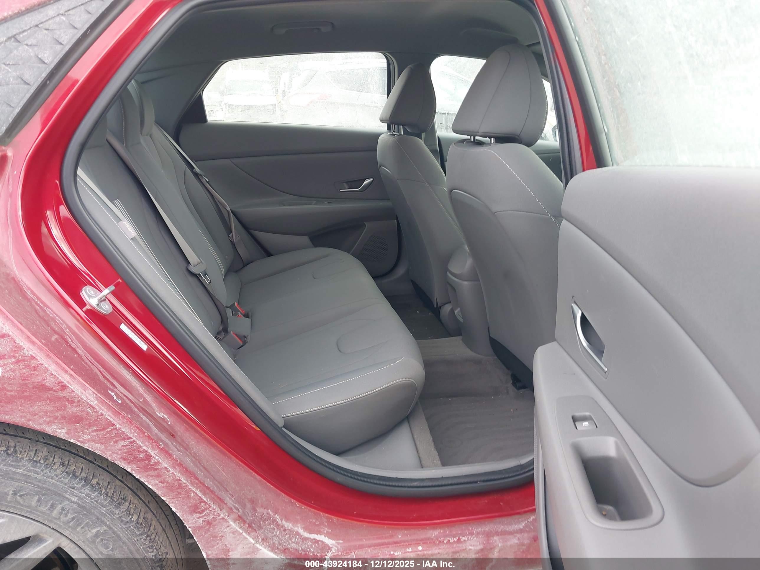 HYUNDAI ELANTRA image 8