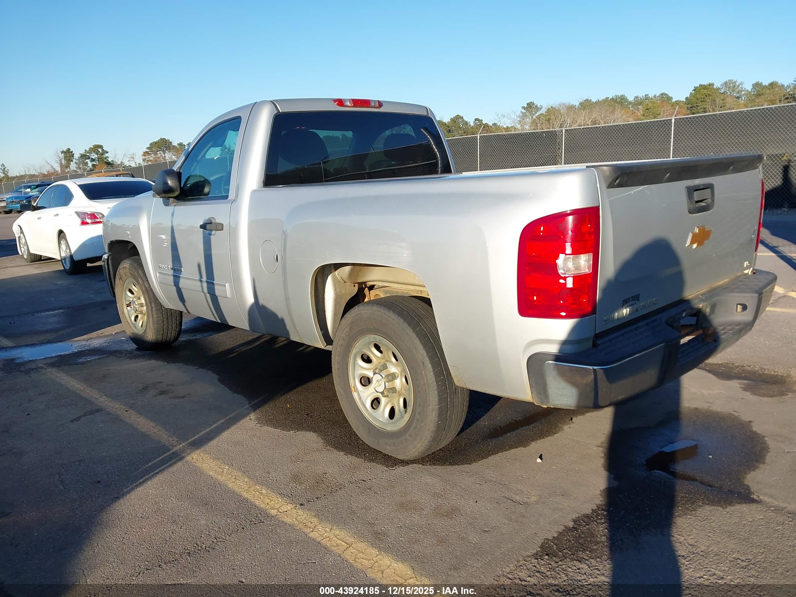 CHEVROLET SILVERADO image 3