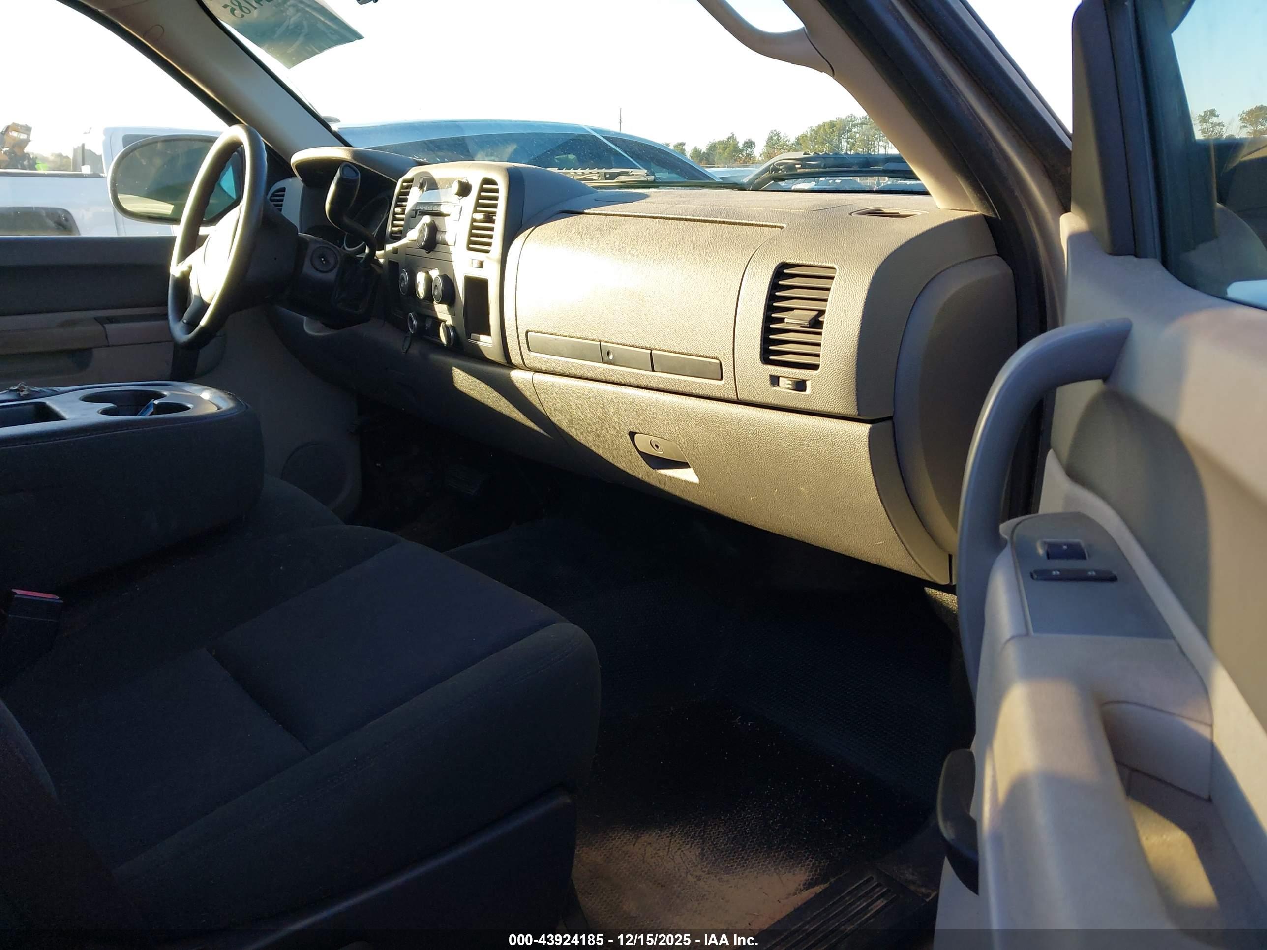 CHEVROLET SILVERADO image 5