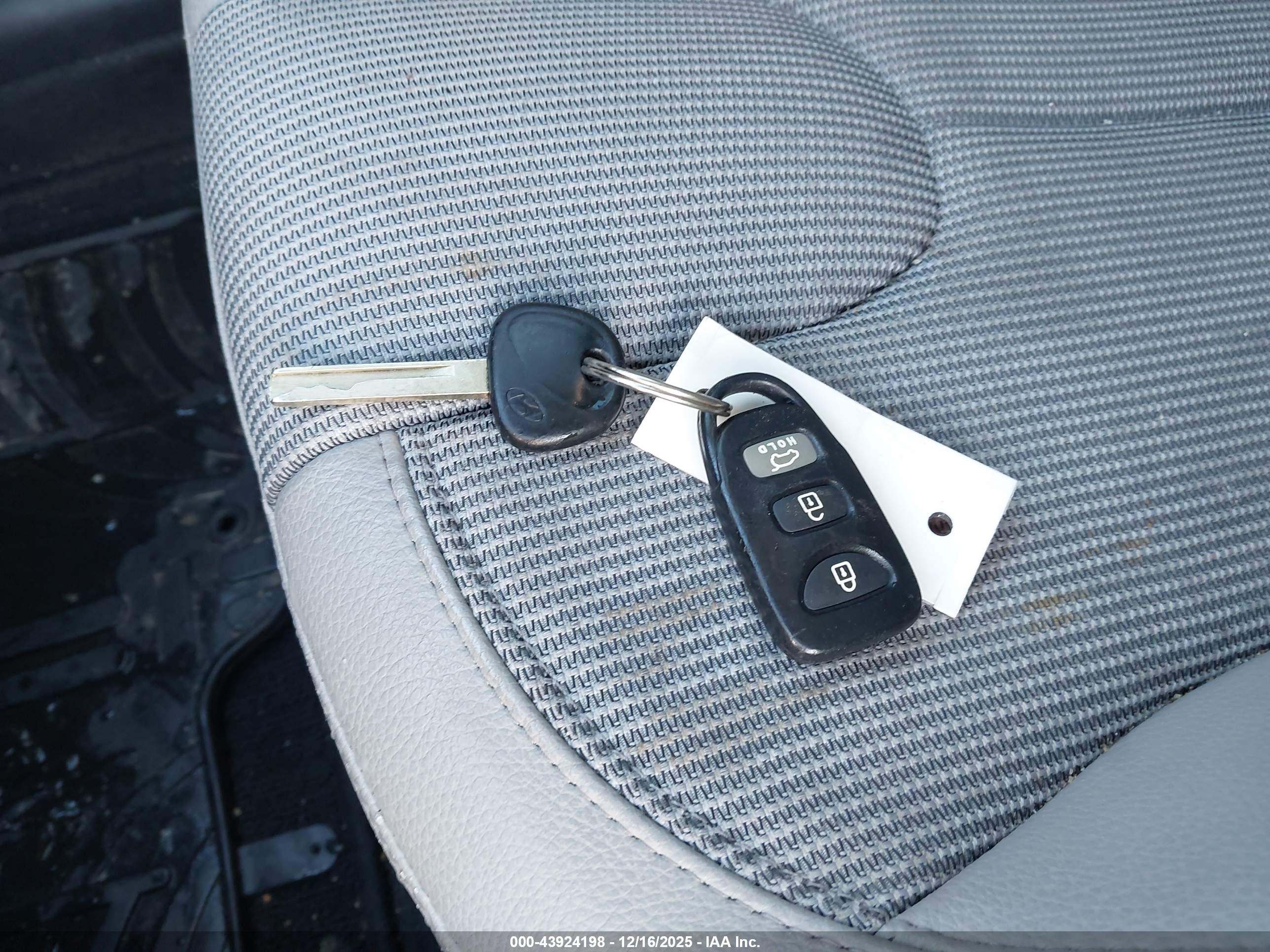 HYUNDAI VELOSTER image 11