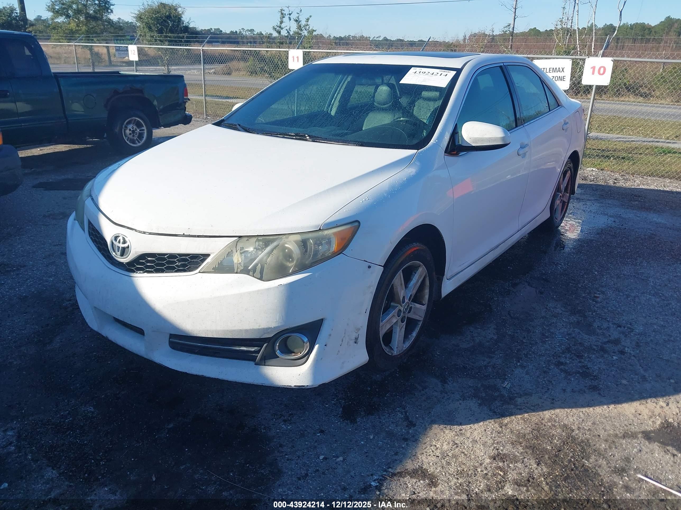 TOYOTA CAMRY image 2
