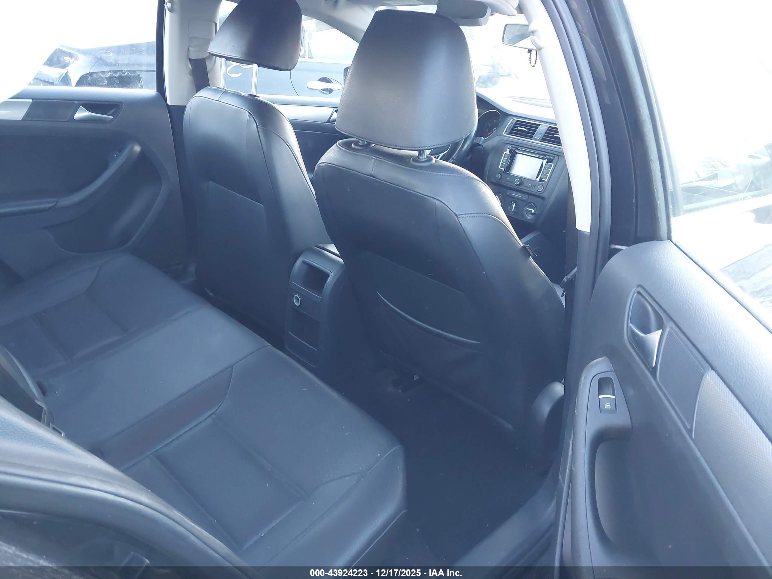 VOLKSWAGEN JETTA image 8