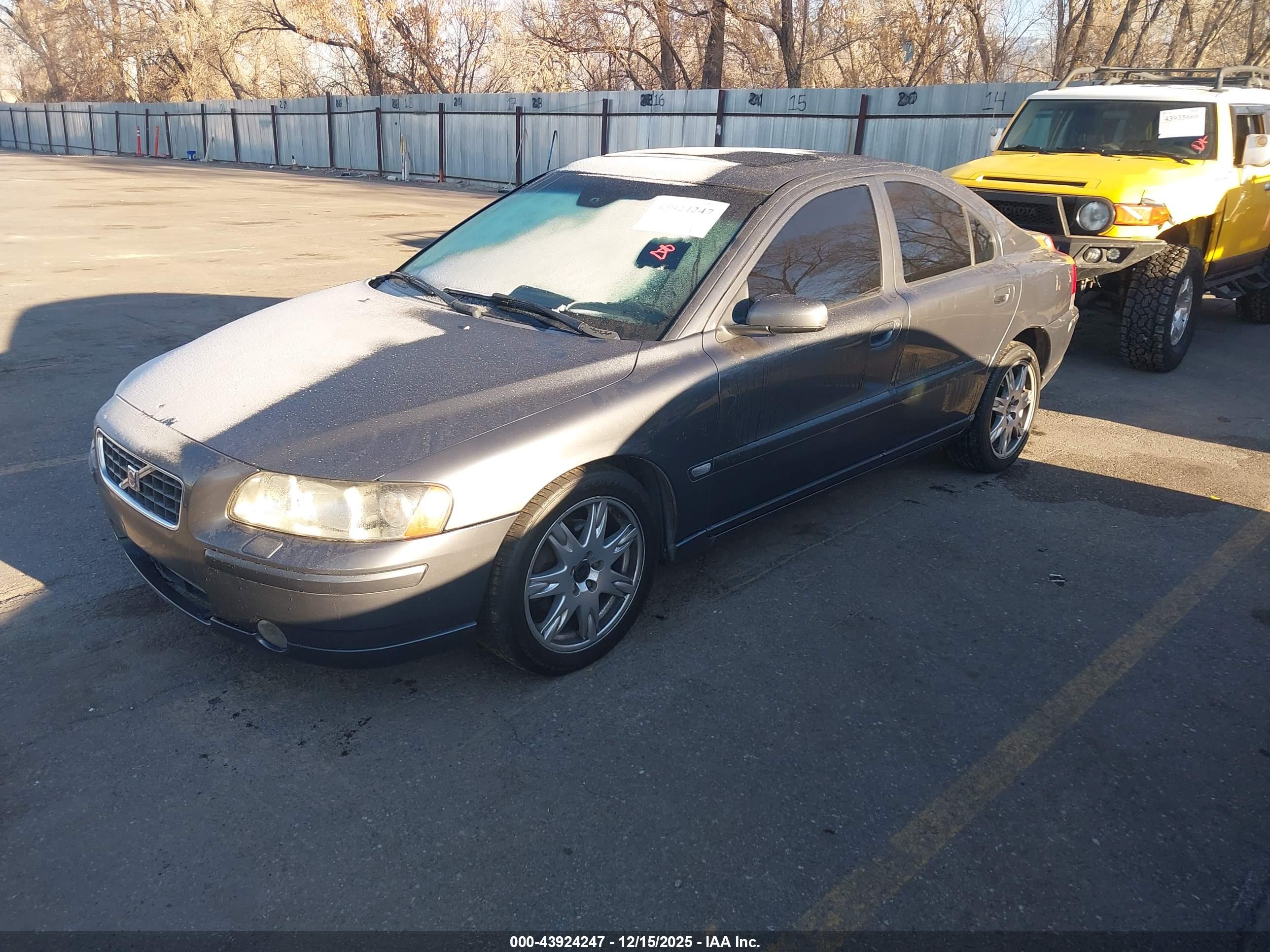 VOLVO S60 image 2