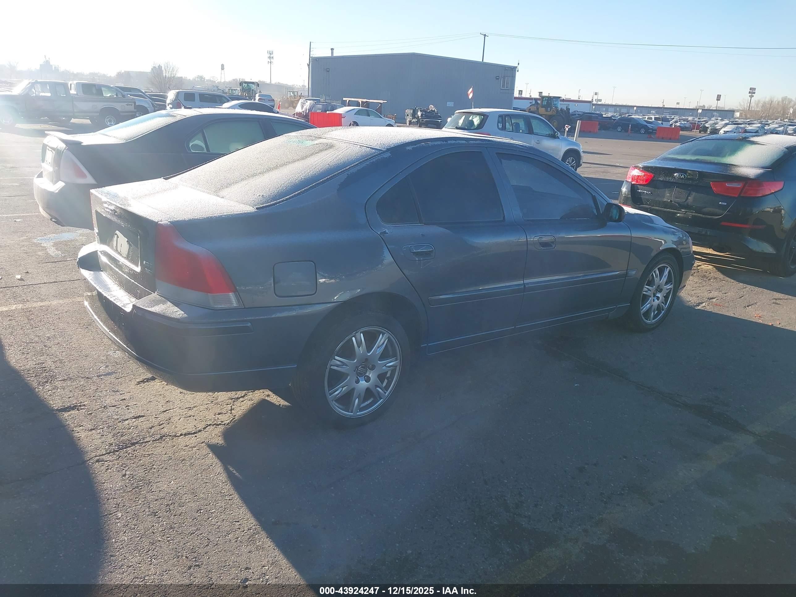 VOLVO S60 image 4