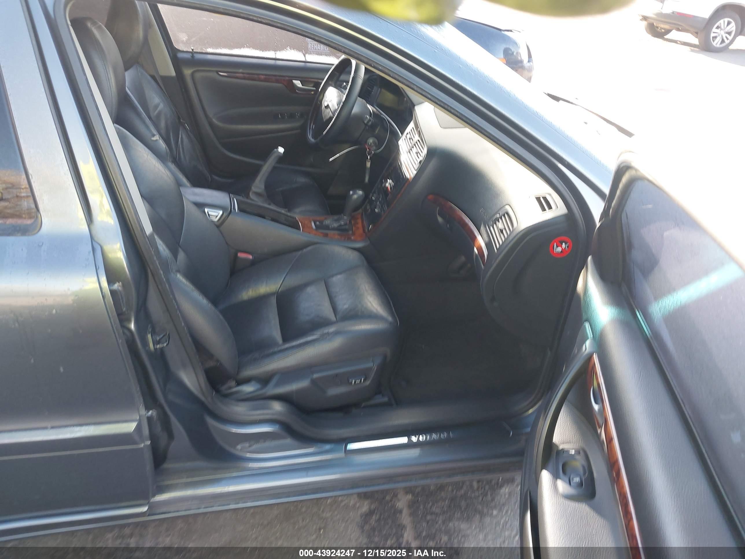 VOLVO S60 image 5