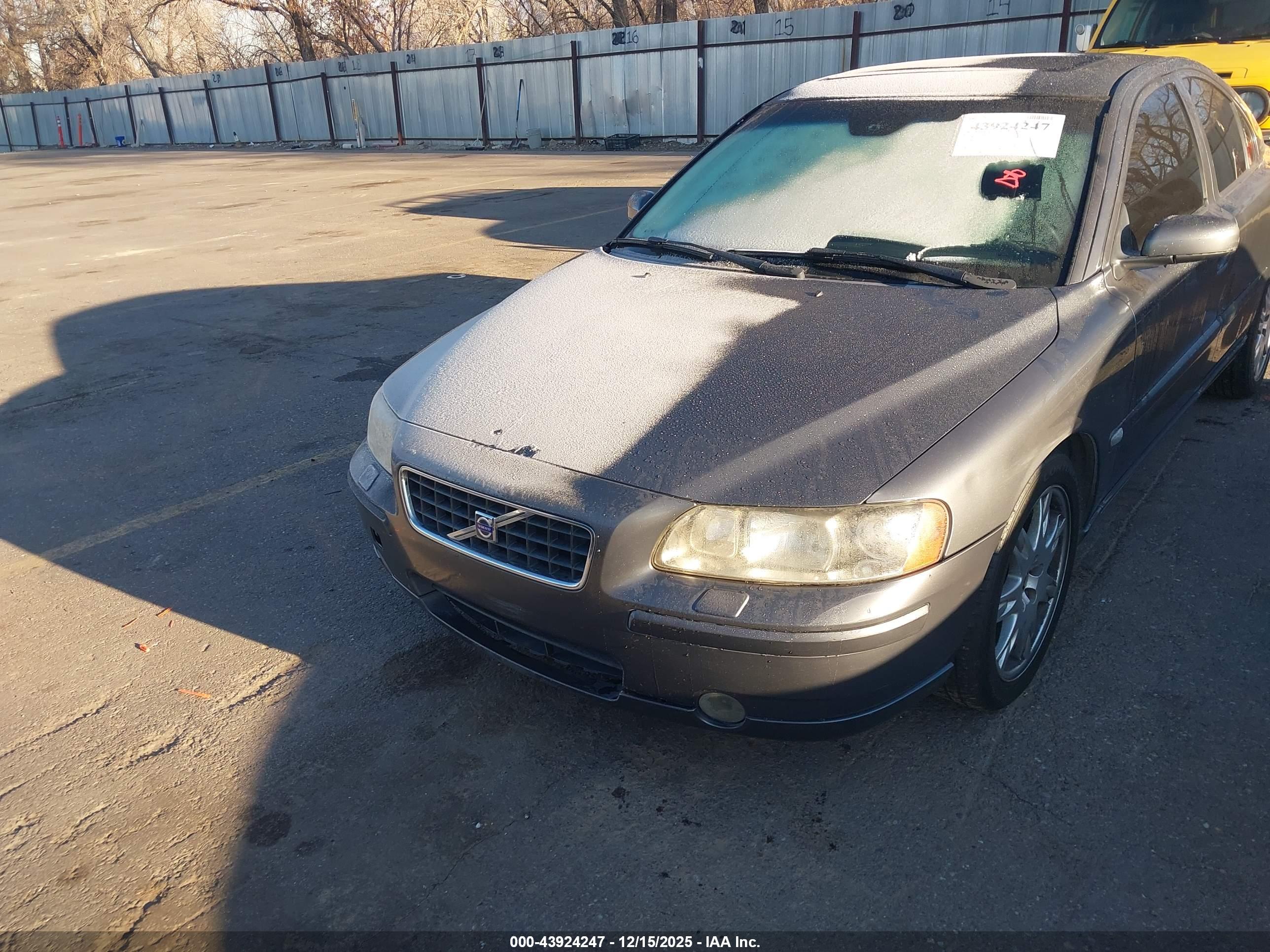 VOLVO S60 image 6
